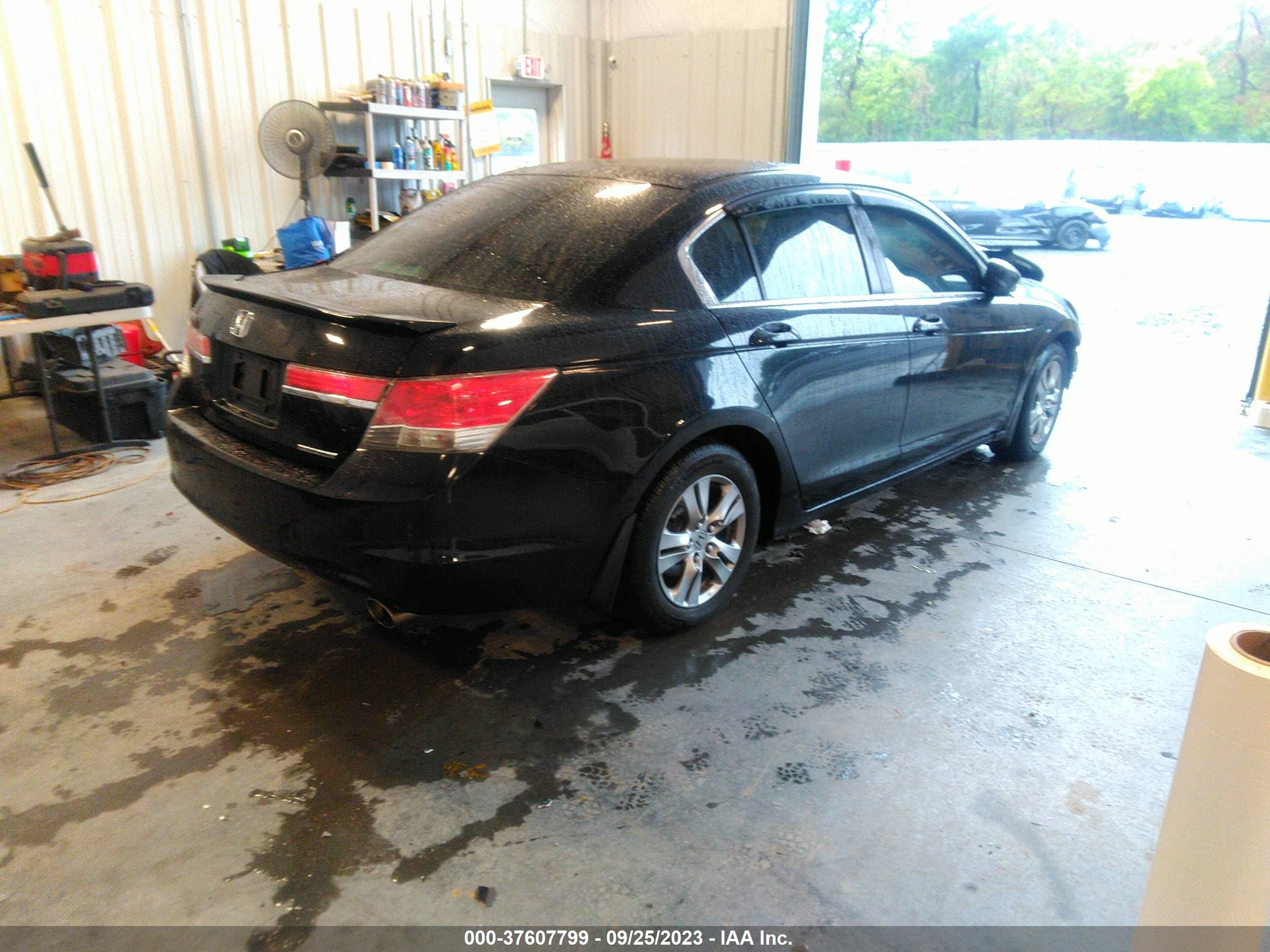 Photo 3 VIN: 1HGCP2F69CA245119 - HONDA ACCORD 