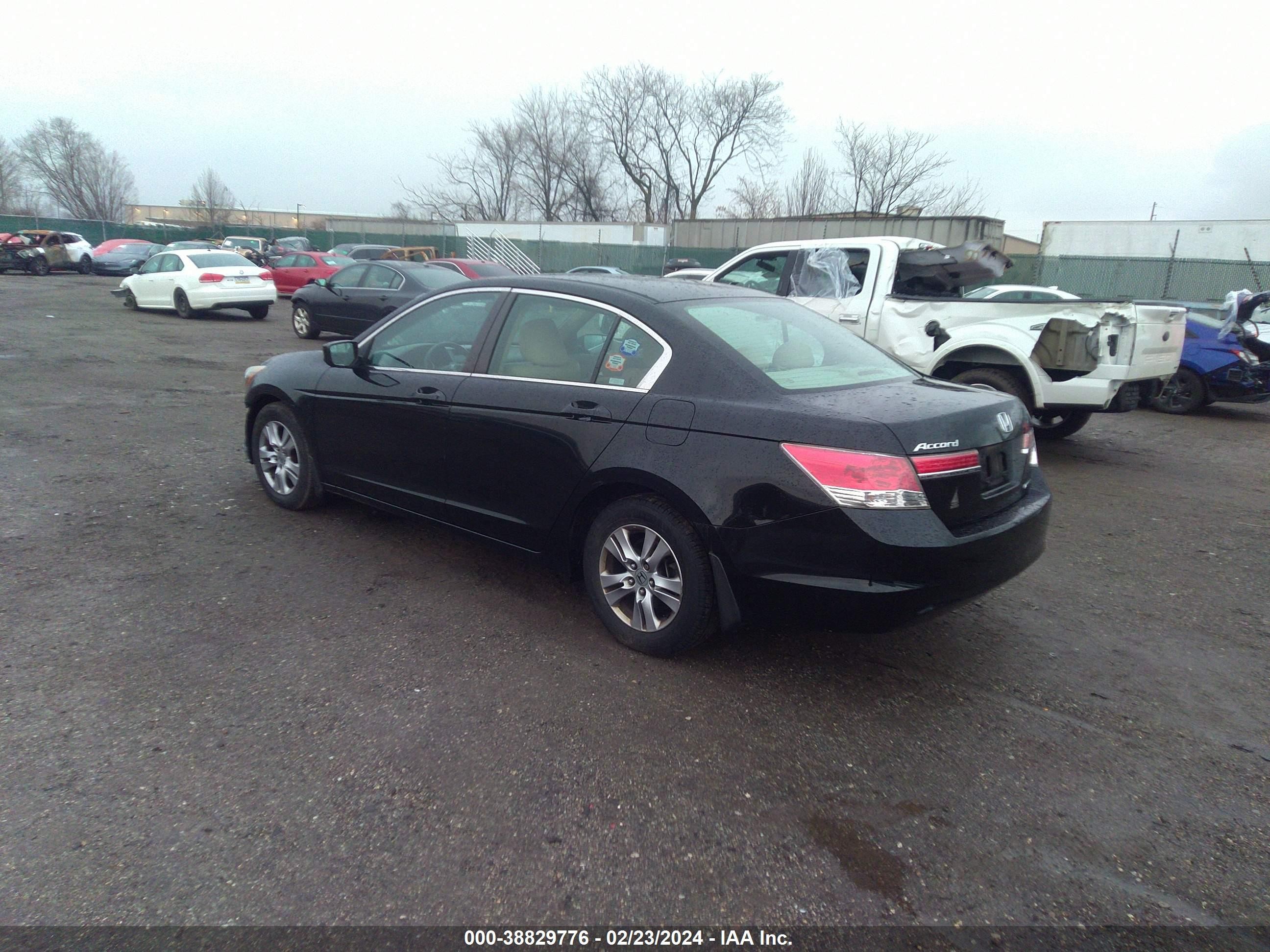 Photo 2 VIN: 1HGCP2F6XCA233237 - HONDA ACCORD 