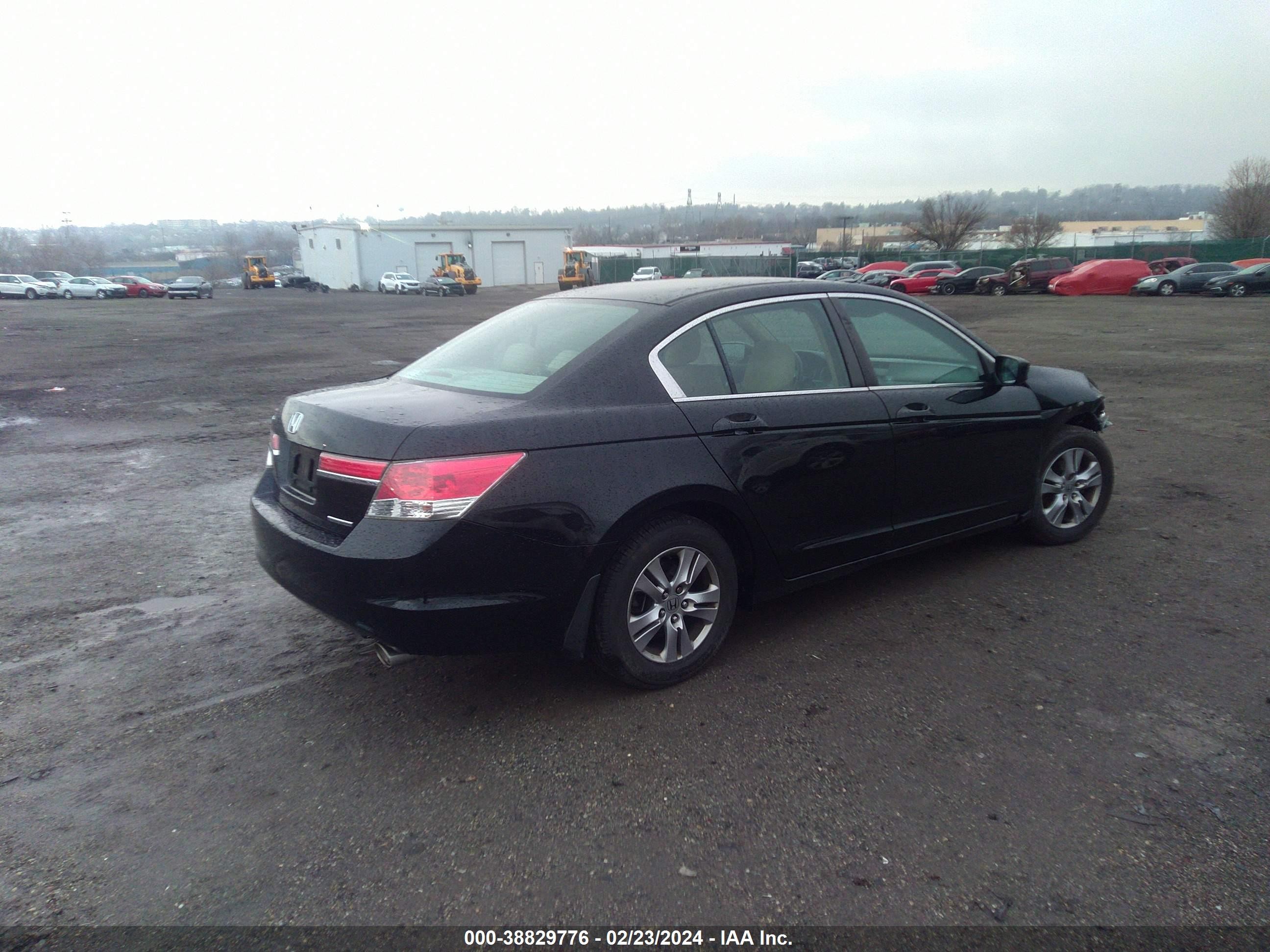 Photo 3 VIN: 1HGCP2F6XCA233237 - HONDA ACCORD 