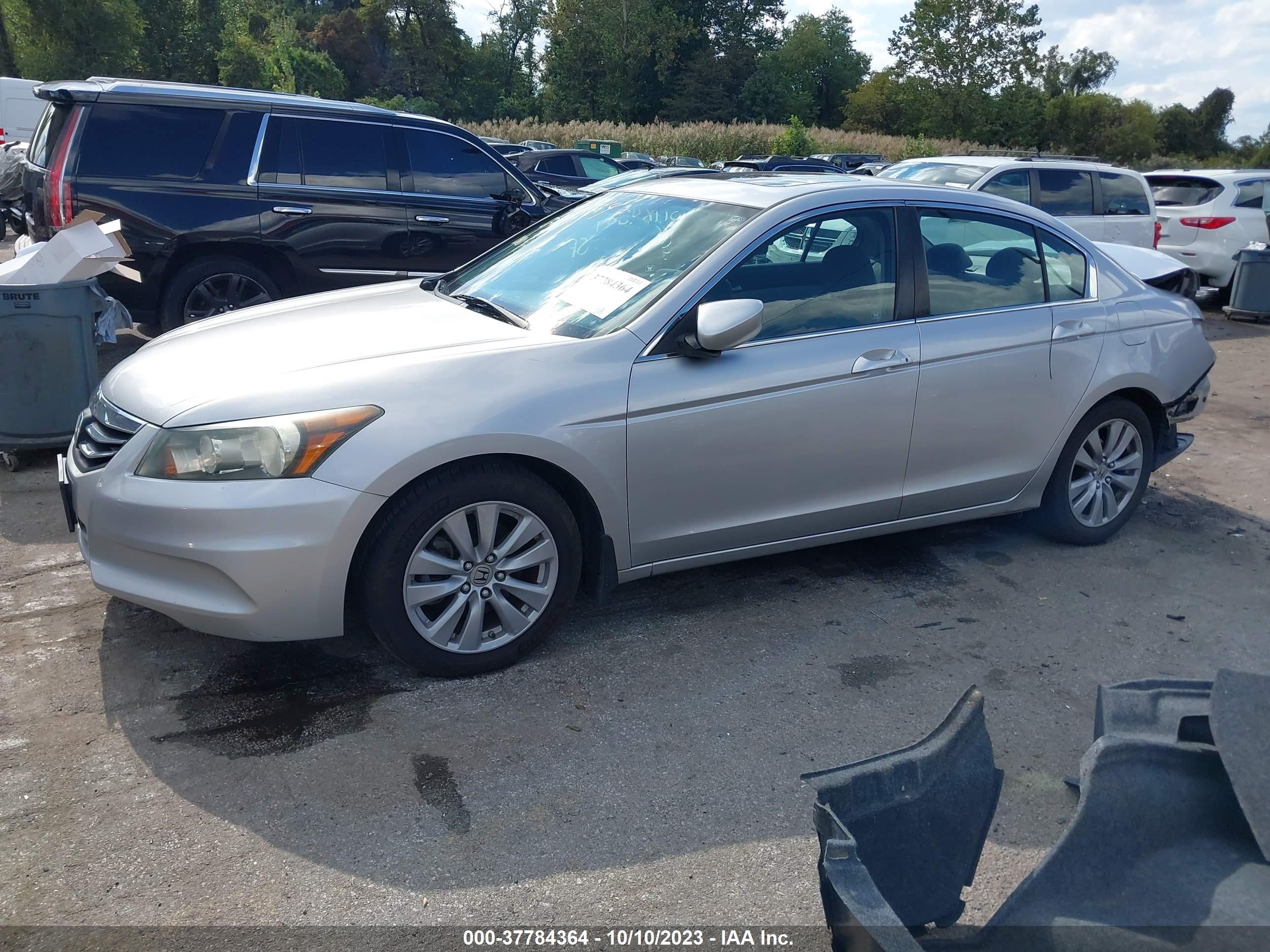 Photo 1 VIN: 1HGCP2F71BA007076 - HONDA ACCORD 