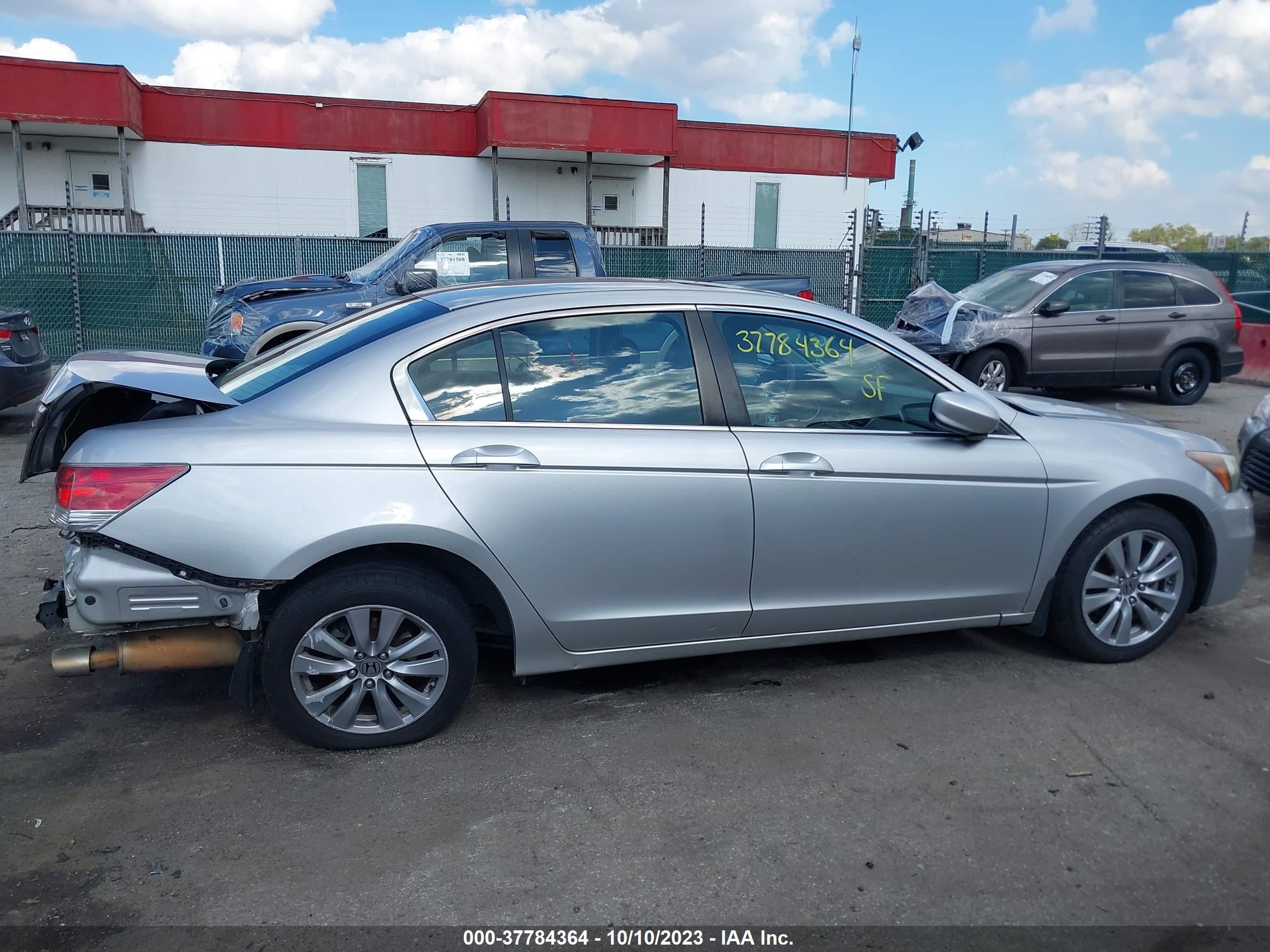 Photo 13 VIN: 1HGCP2F71BA007076 - HONDA ACCORD 