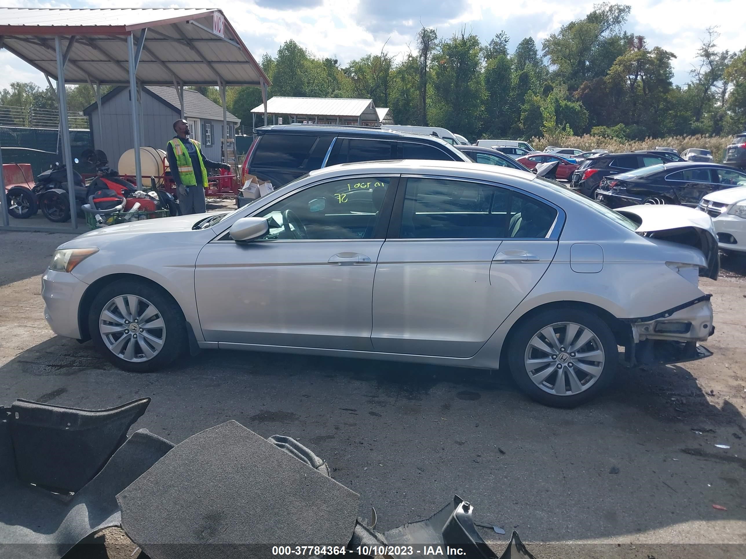 Photo 14 VIN: 1HGCP2F71BA007076 - HONDA ACCORD 