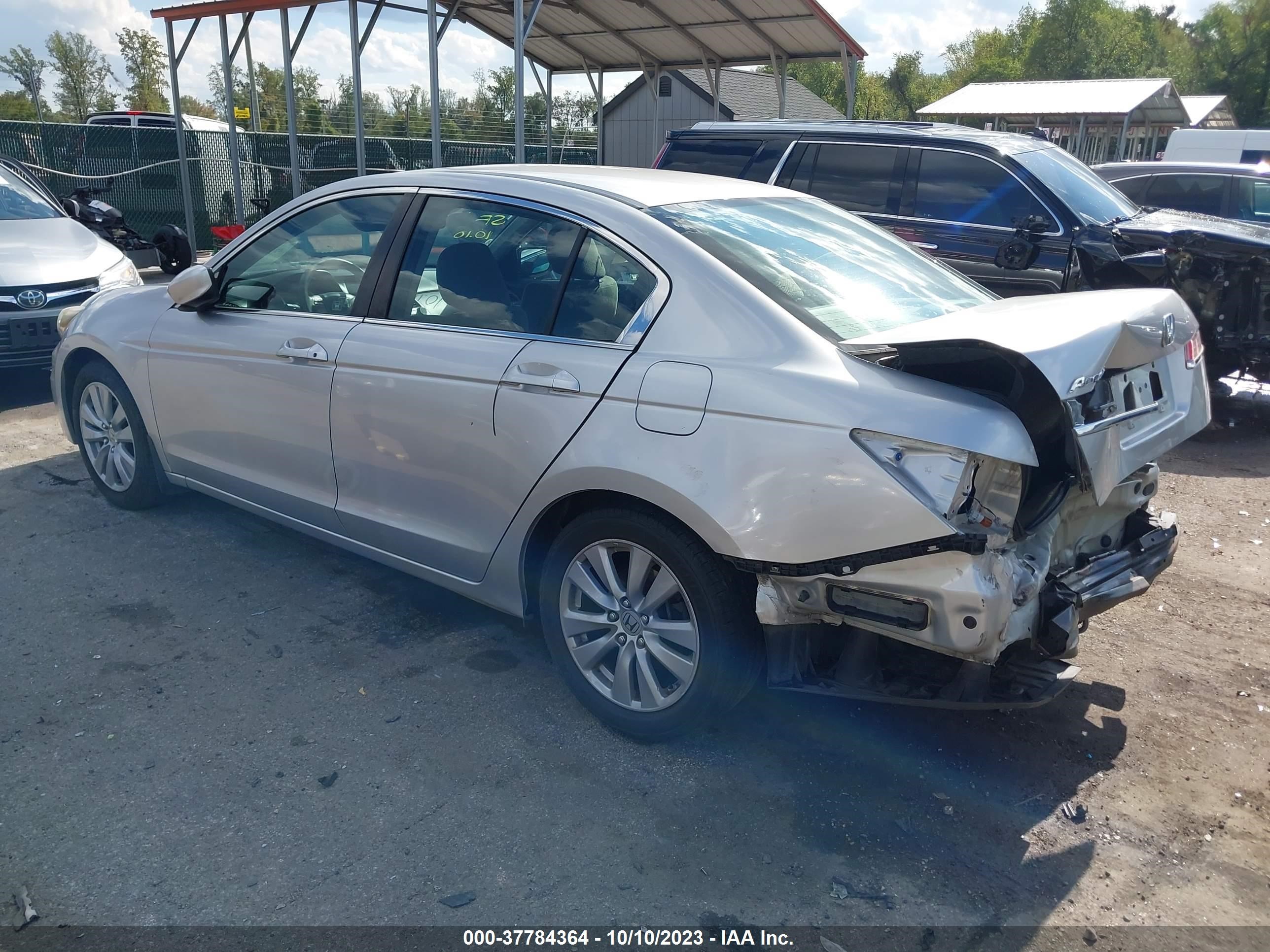 Photo 2 VIN: 1HGCP2F71BA007076 - HONDA ACCORD 