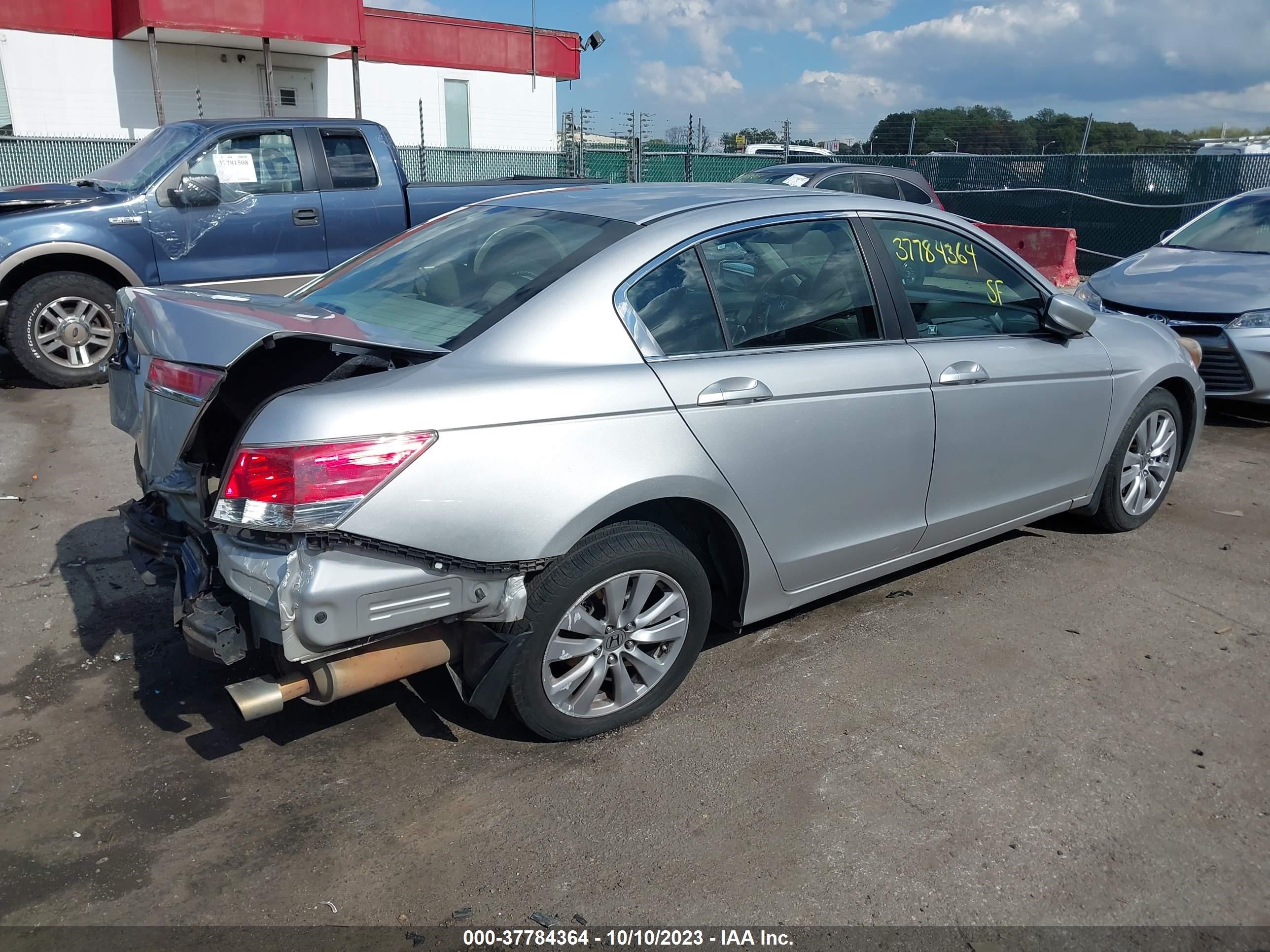 Photo 3 VIN: 1HGCP2F71BA007076 - HONDA ACCORD 