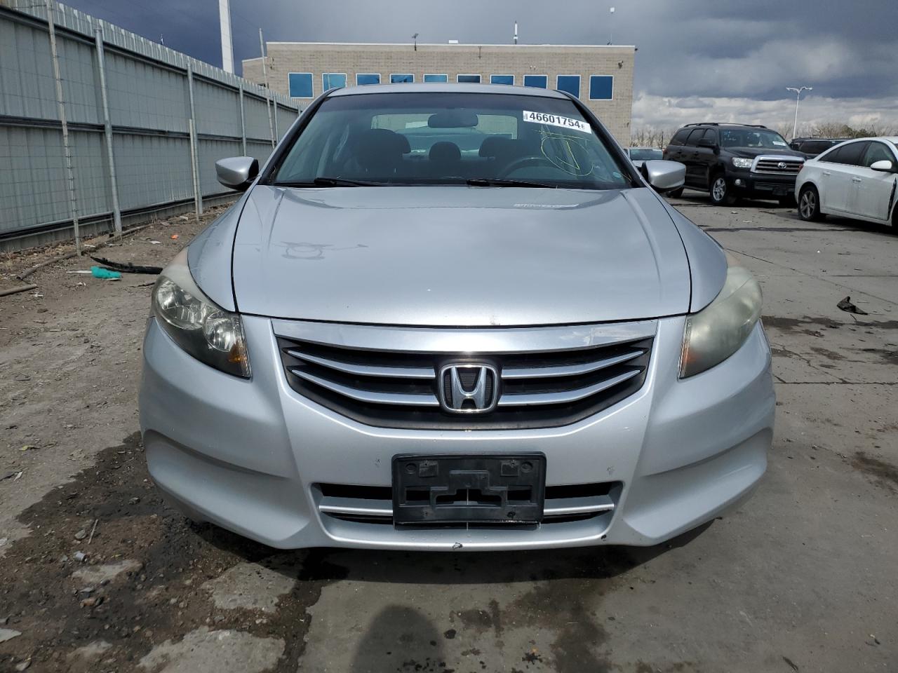 Photo 4 VIN: 1HGCP2F71BA140338 - HONDA ACCORD 