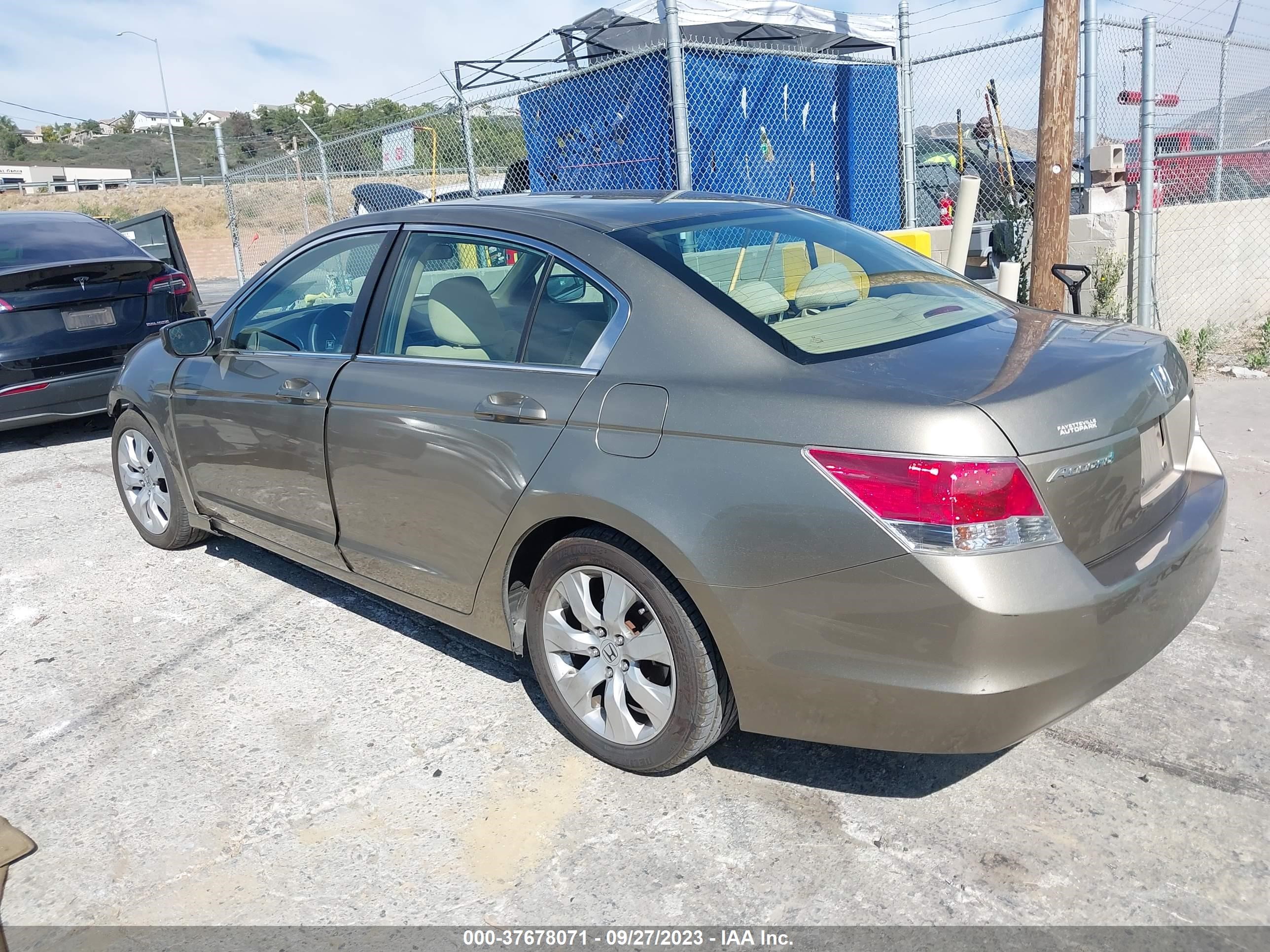 Photo 2 VIN: 1HGCP2F72AA009871 - HONDA ACCORD 