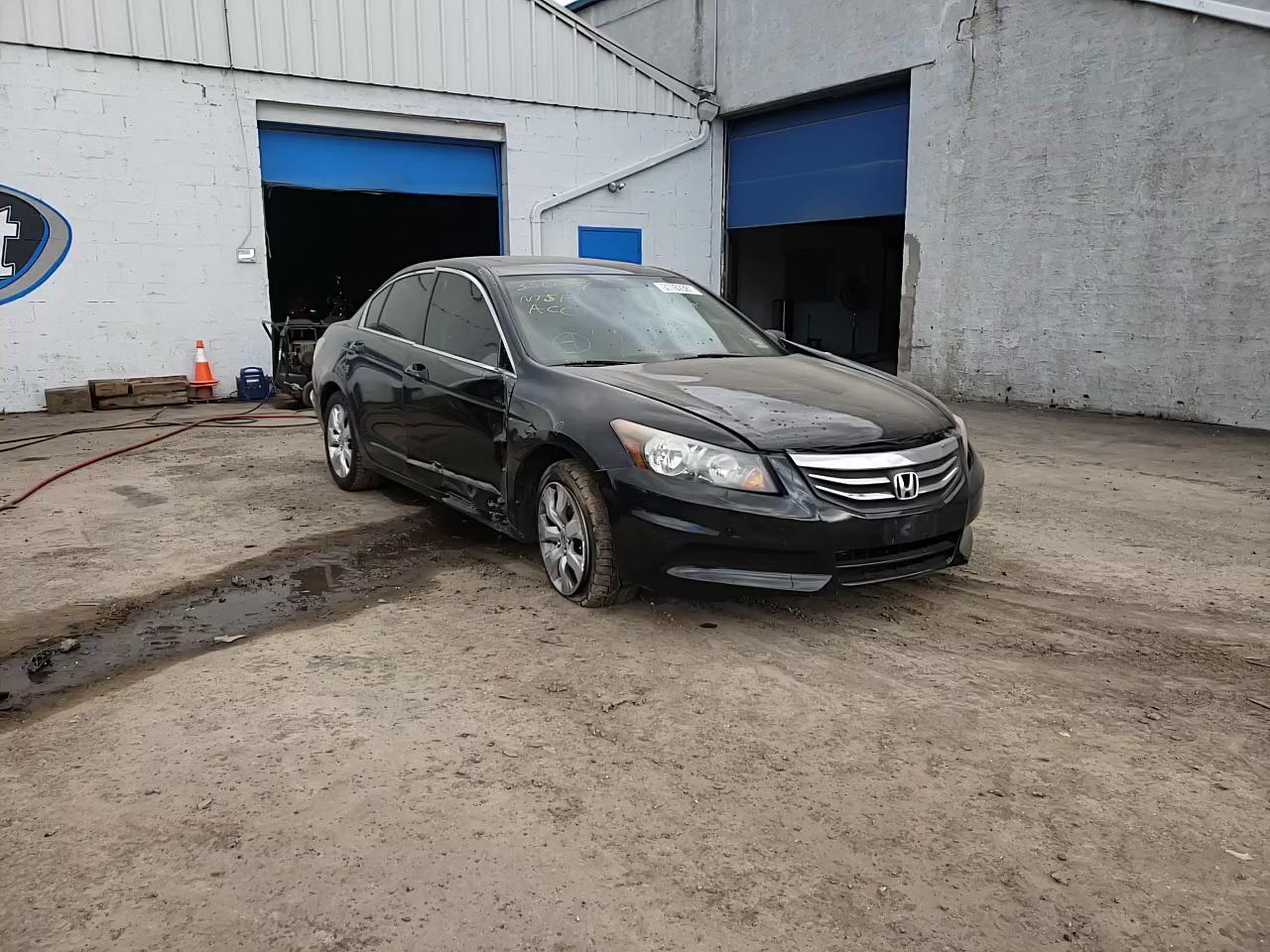 Photo 10 VIN: 1HGCP2F73AA088399 - HONDA ACCORD SDN 