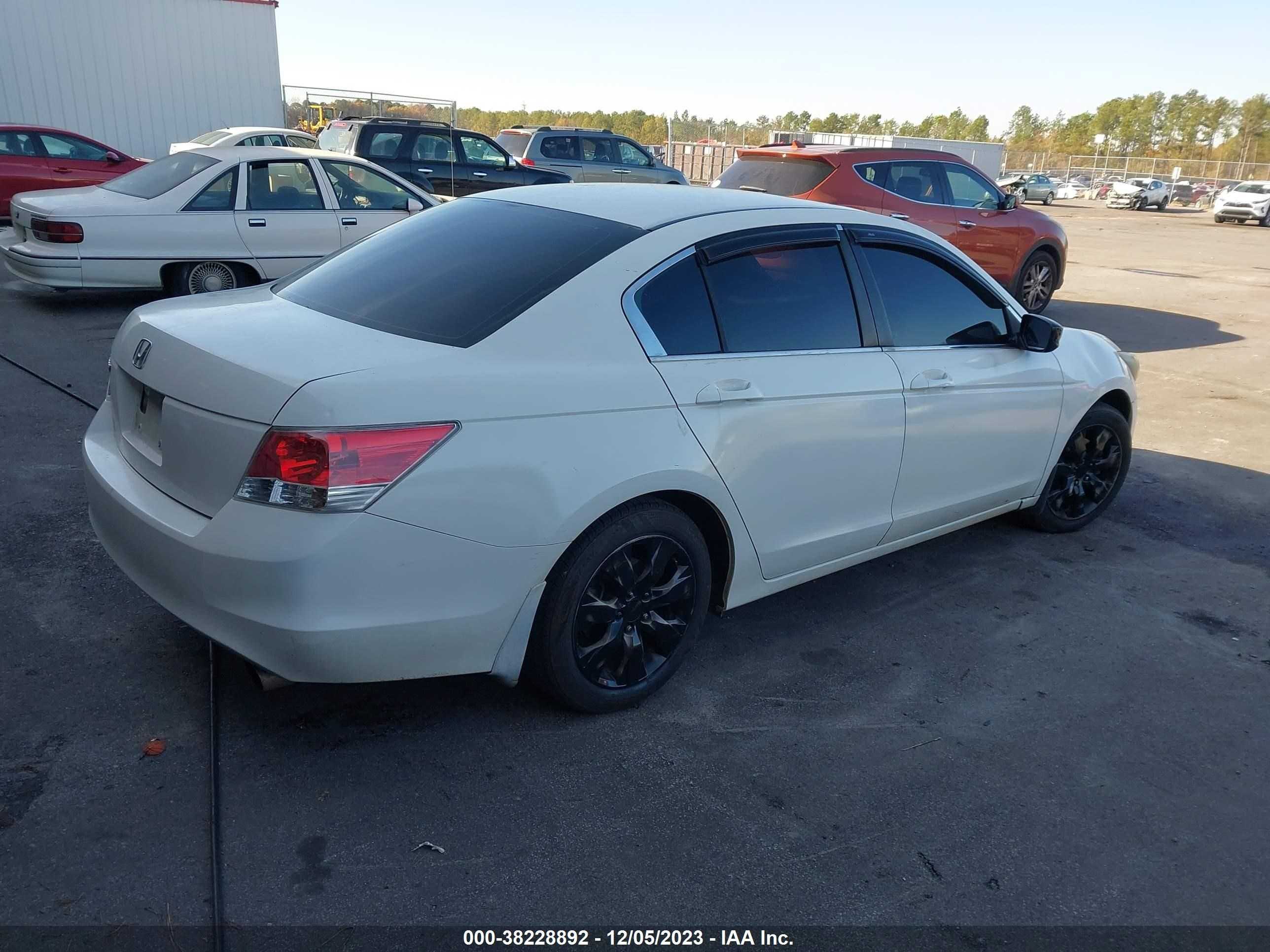 Photo 3 VIN: 1HGCP2F74AA077377 - HONDA ACCORD 