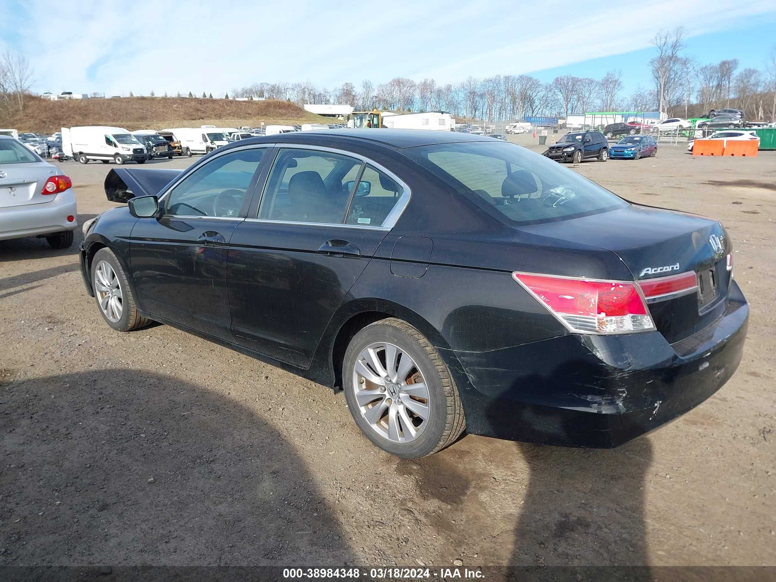 Photo 2 VIN: 1HGCP2F74BA076716 - HONDA ACCORD 