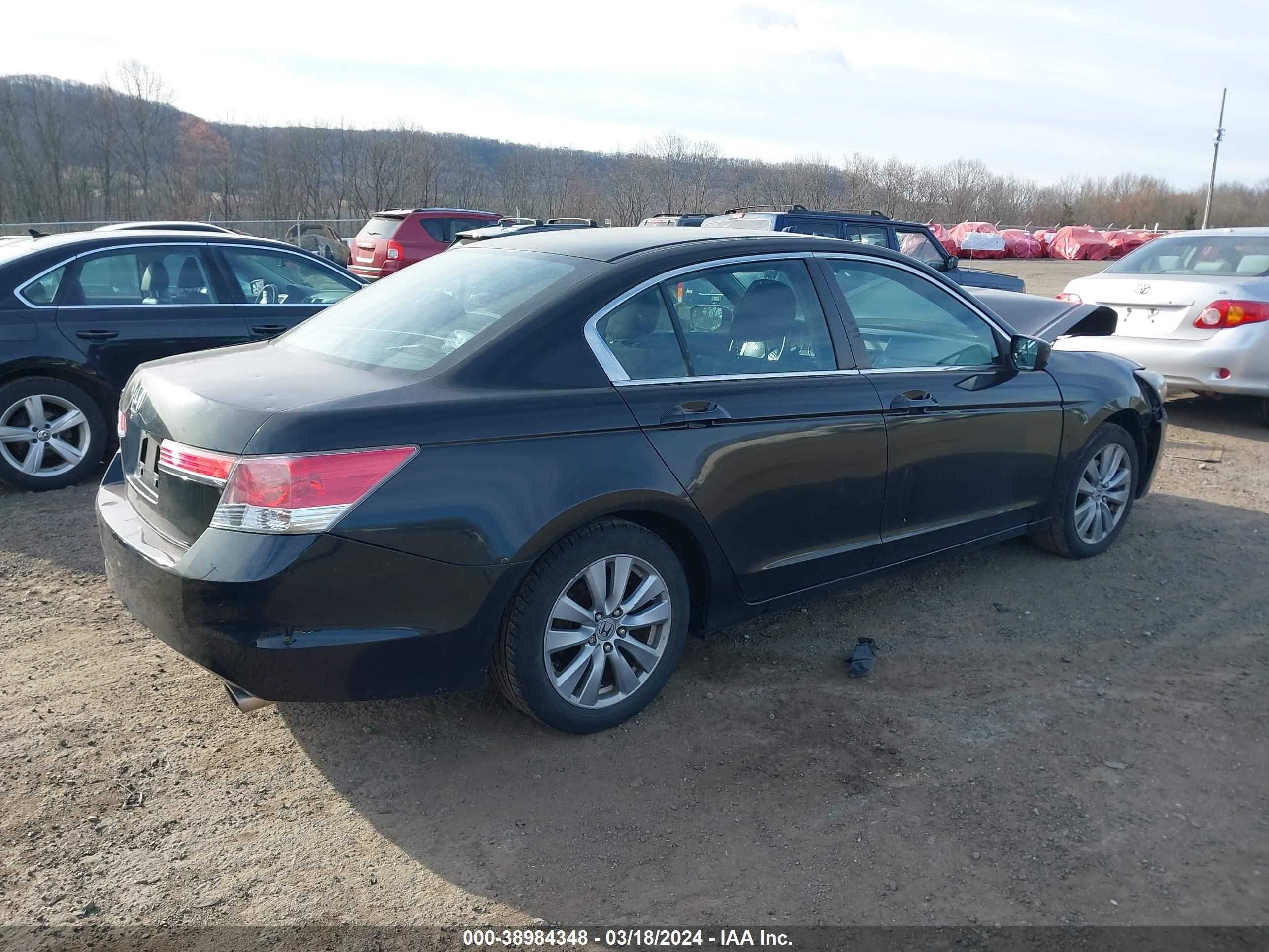 Photo 3 VIN: 1HGCP2F74BA076716 - HONDA ACCORD 