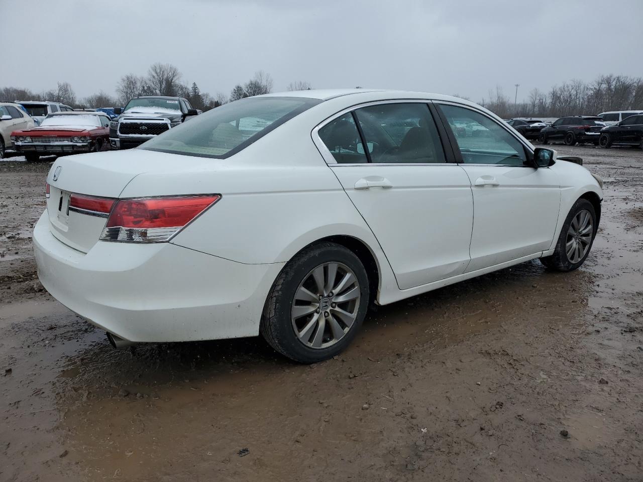 Photo 2 VIN: 1HGCP2F74BA136865 - HONDA ACCORD 