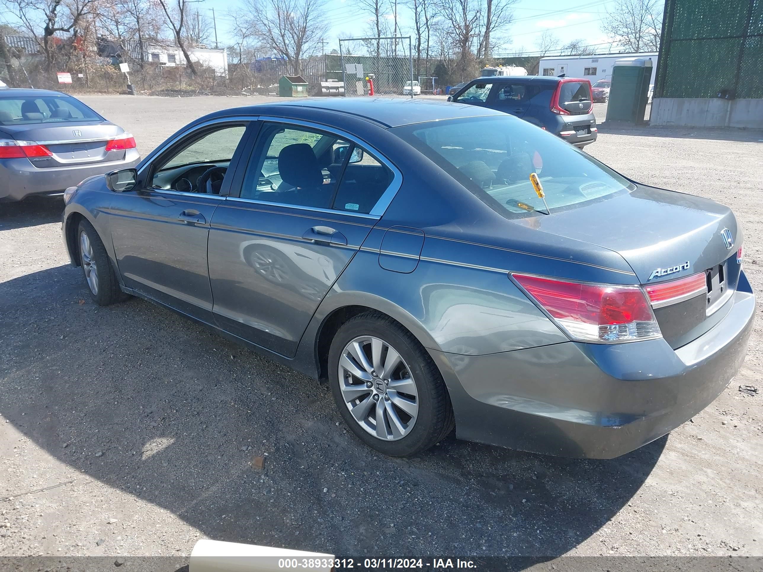 Photo 2 VIN: 1HGCP2F74CA013732 - HONDA ACCORD 