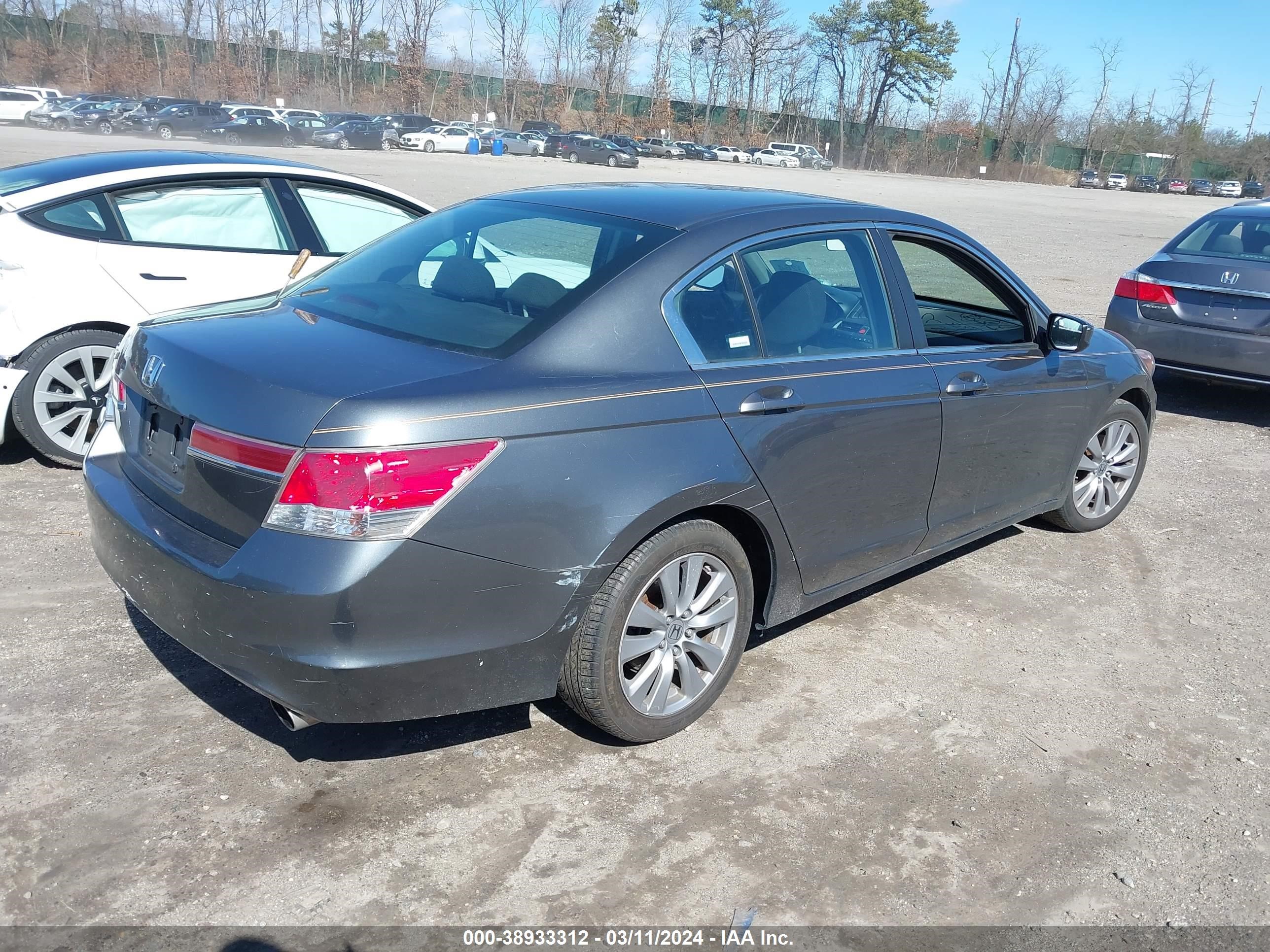 Photo 3 VIN: 1HGCP2F74CA013732 - HONDA ACCORD 