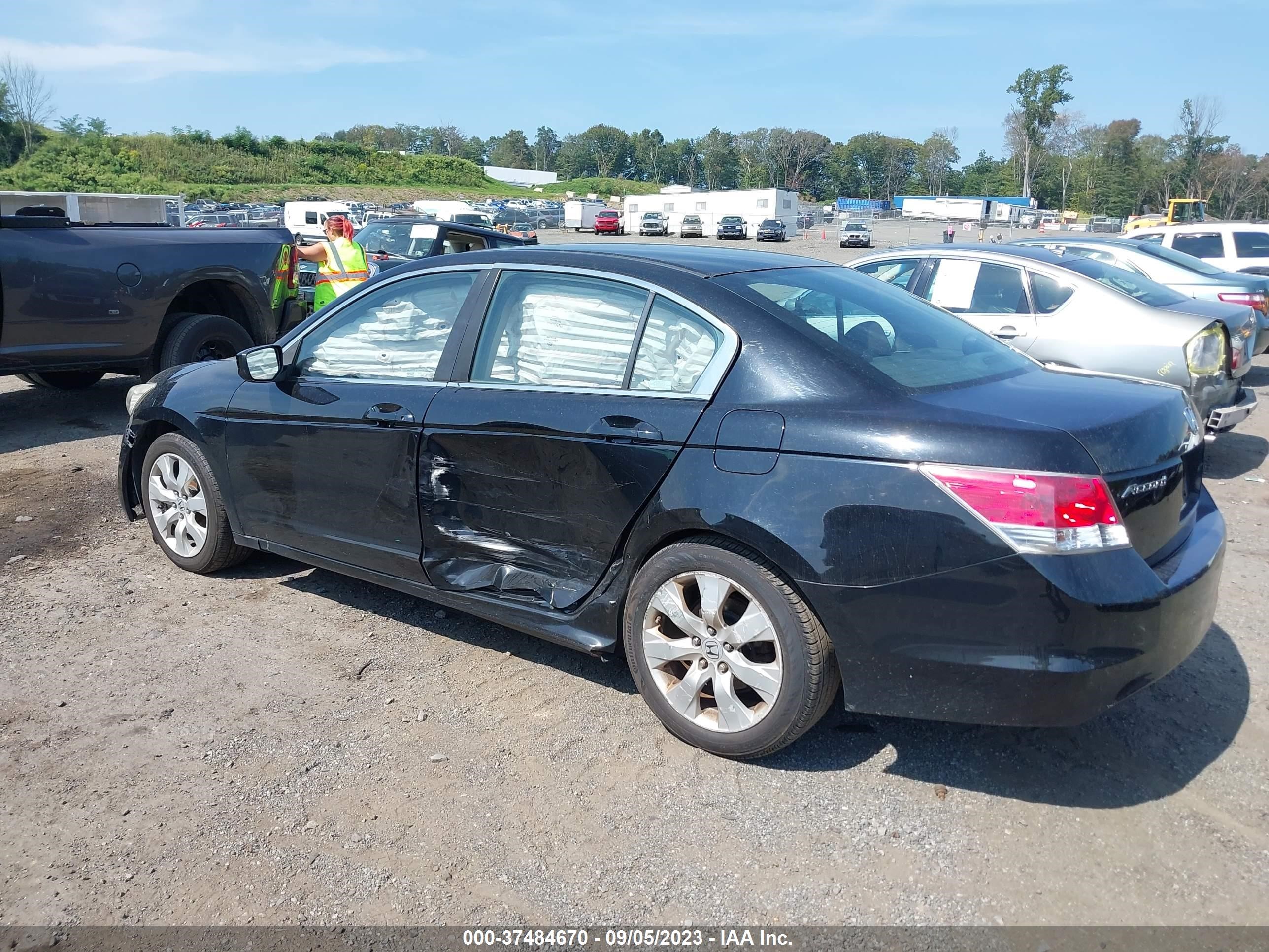 Photo 2 VIN: 1HGCP2F75AA141541 - HONDA ACCORD 