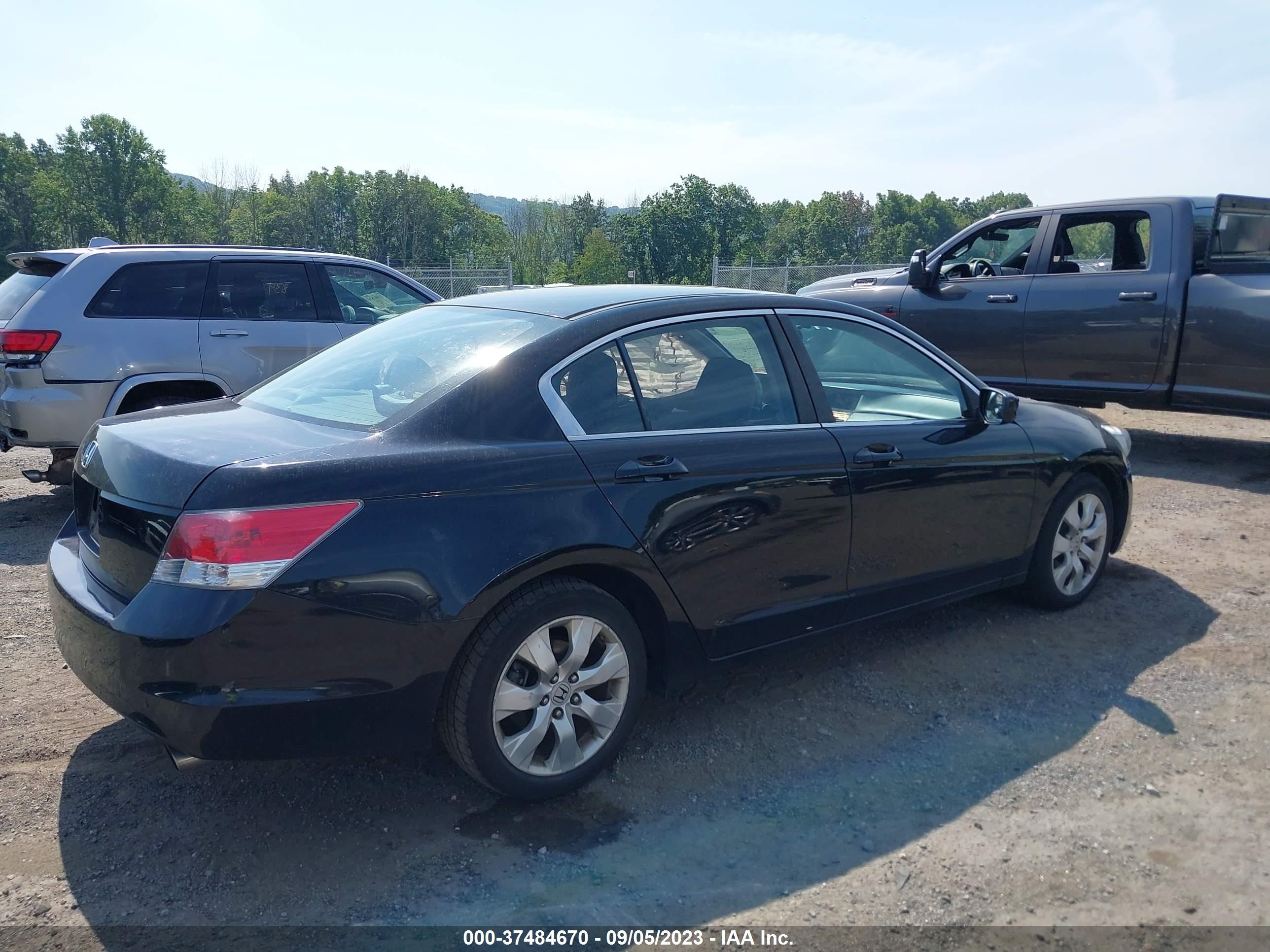 Photo 3 VIN: 1HGCP2F75AA141541 - HONDA ACCORD 