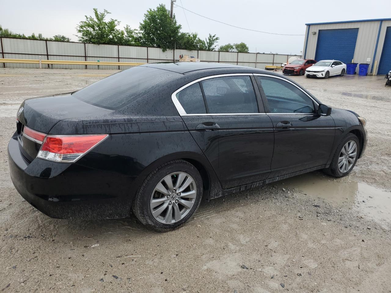 Photo 2 VIN: 1HGCP2F75CA129649 - HONDA ACCORD 