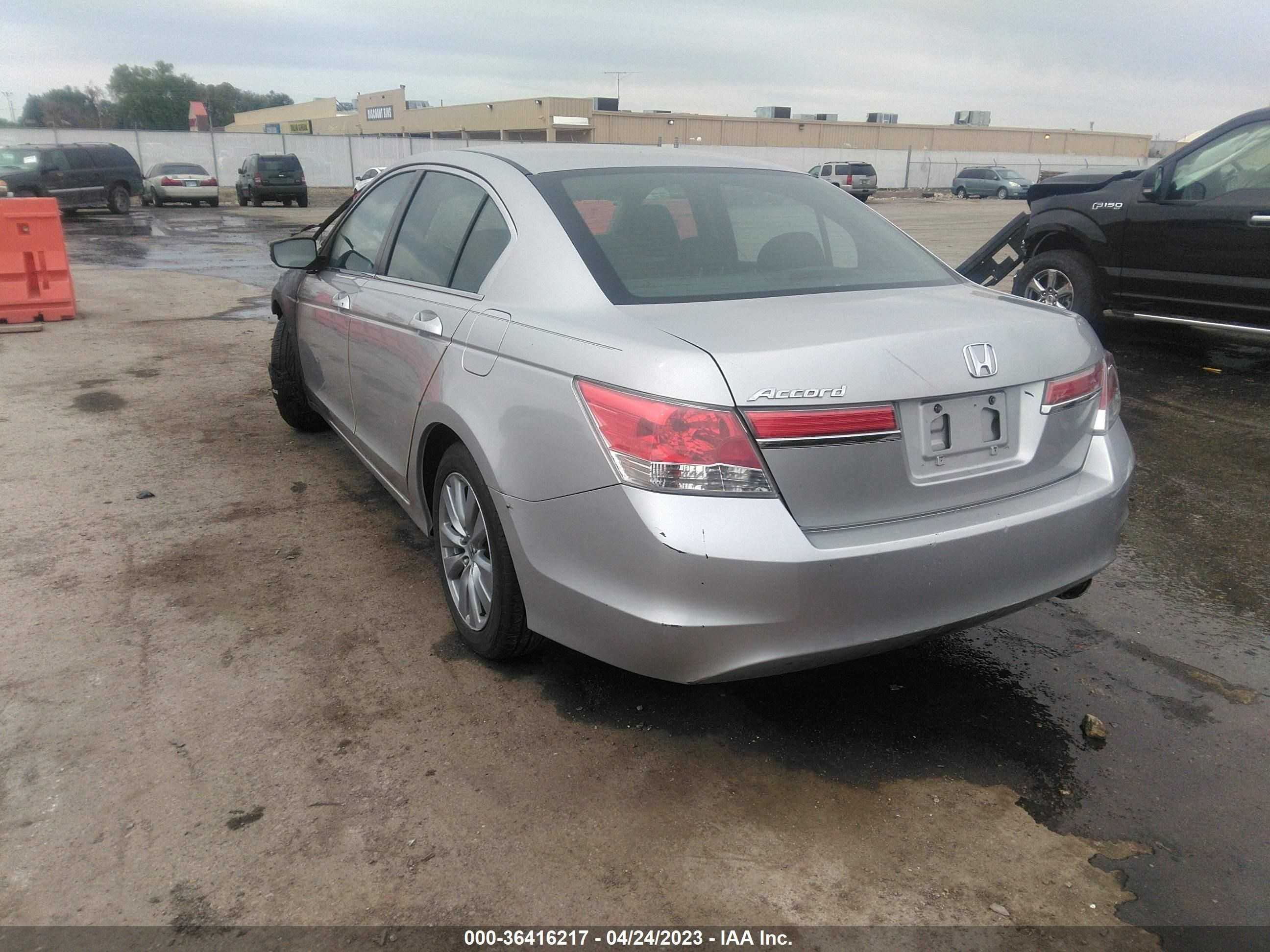 Photo 2 VIN: 1HGCP2F76CA104887 - HONDA ACCORD 