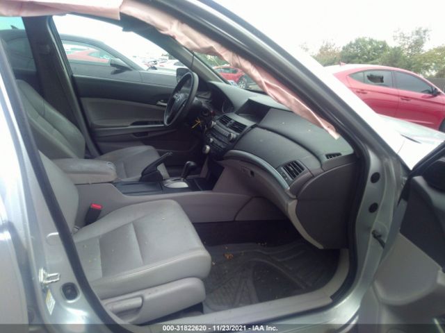 Photo 4 VIN: 1HGCP2F77AA004374 - HONDA ACCORD SDN 