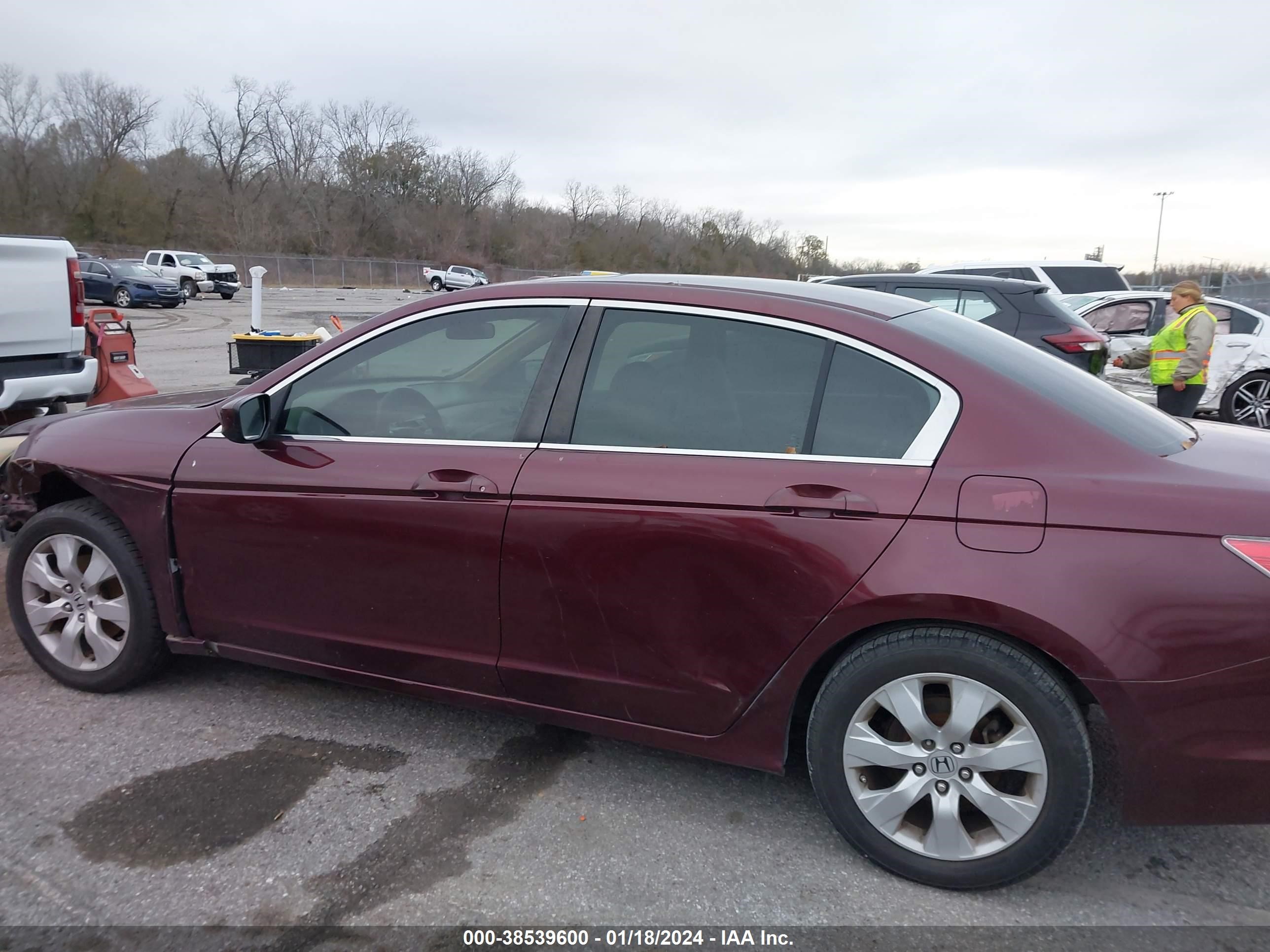 Photo 13 VIN: 1HGCP2F77AA040999 - HONDA ACCORD 