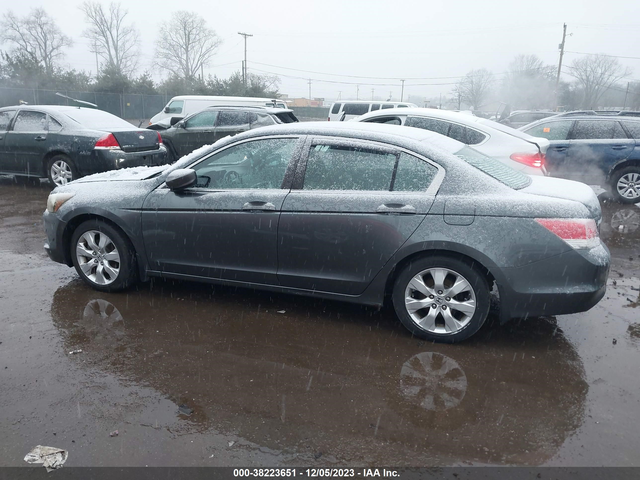 Photo 13 VIN: 1HGCP2F77AA194371 - HONDA ACCORD 