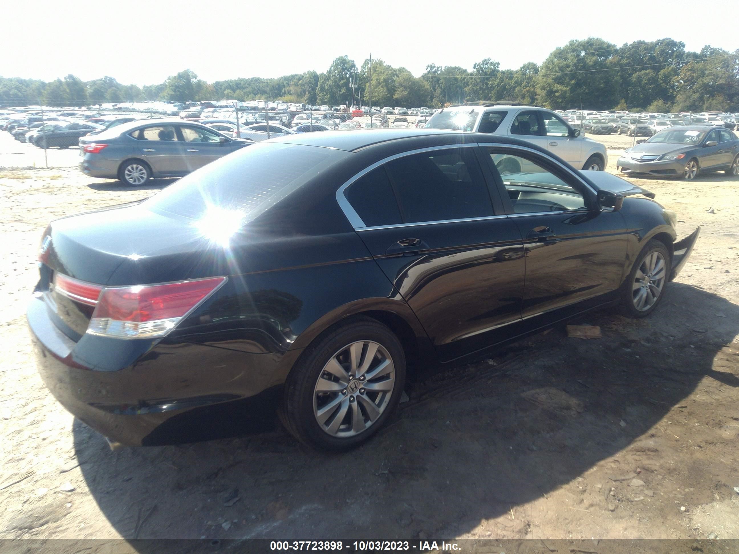 Photo 3 VIN: 1HGCP2F77CA077134 - HONDA ACCORD 