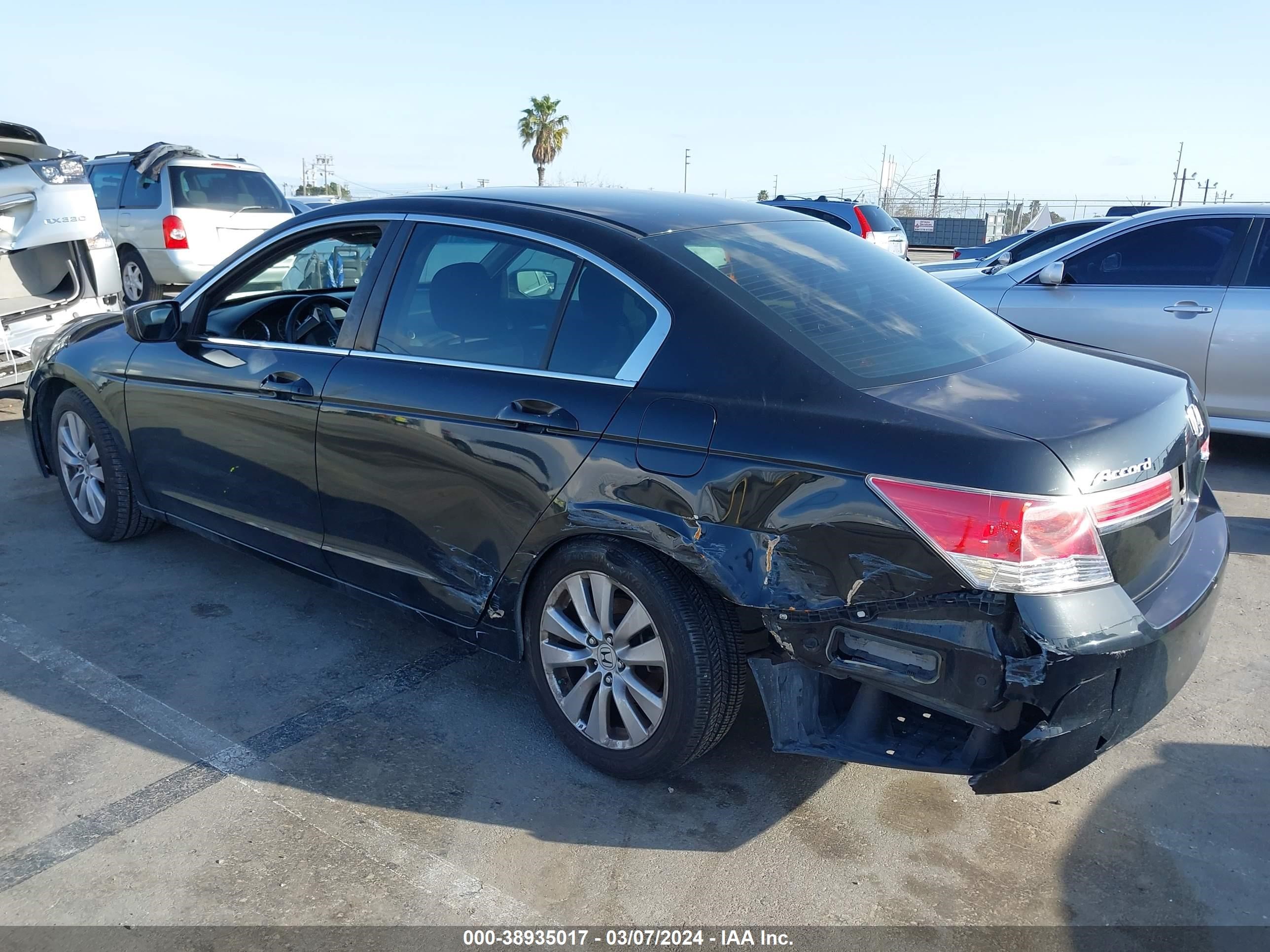 Photo 2 VIN: 1HGCP2F78BA123794 - HONDA ACCORD 