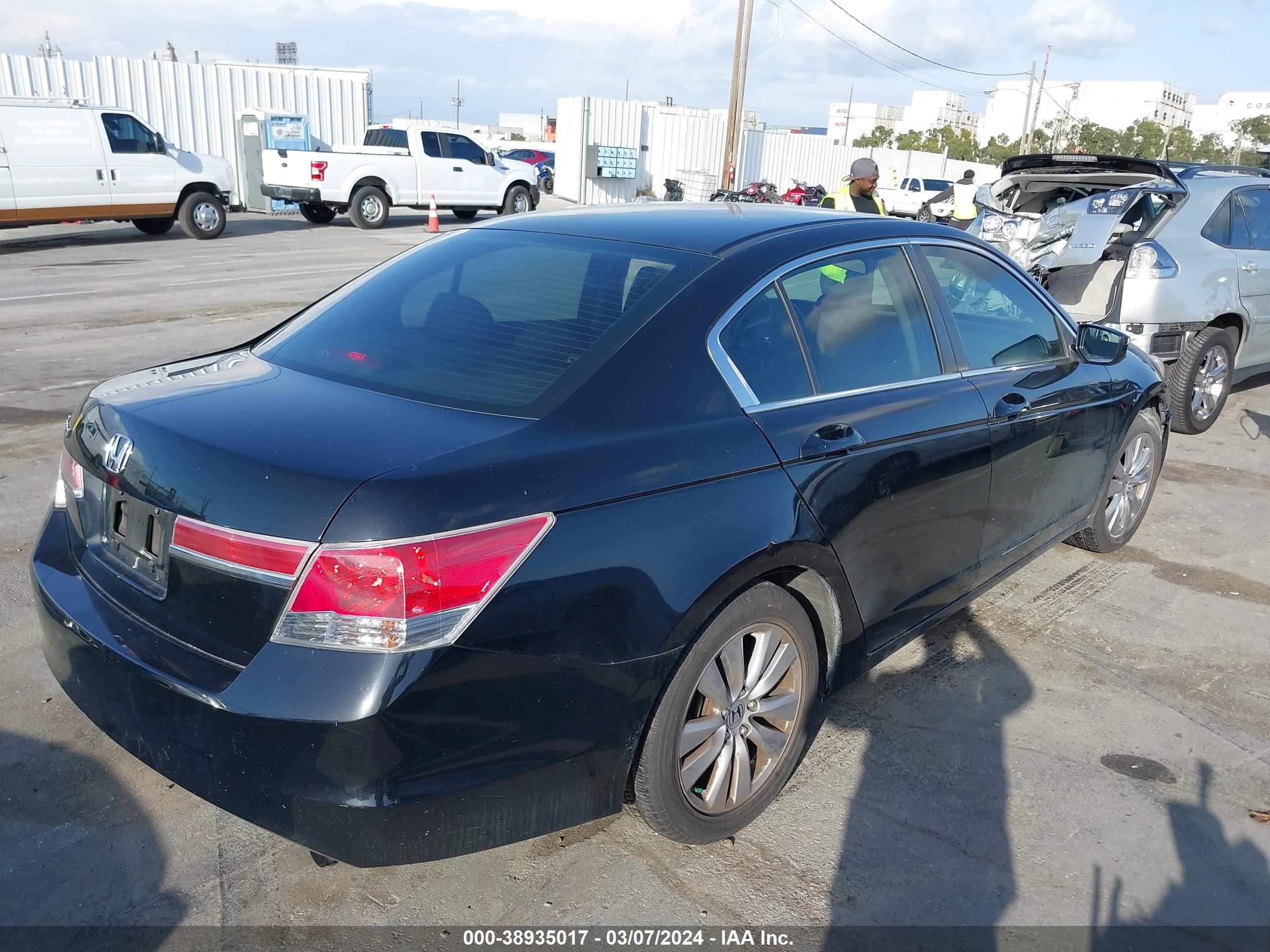 Photo 3 VIN: 1HGCP2F78BA123794 - HONDA ACCORD 