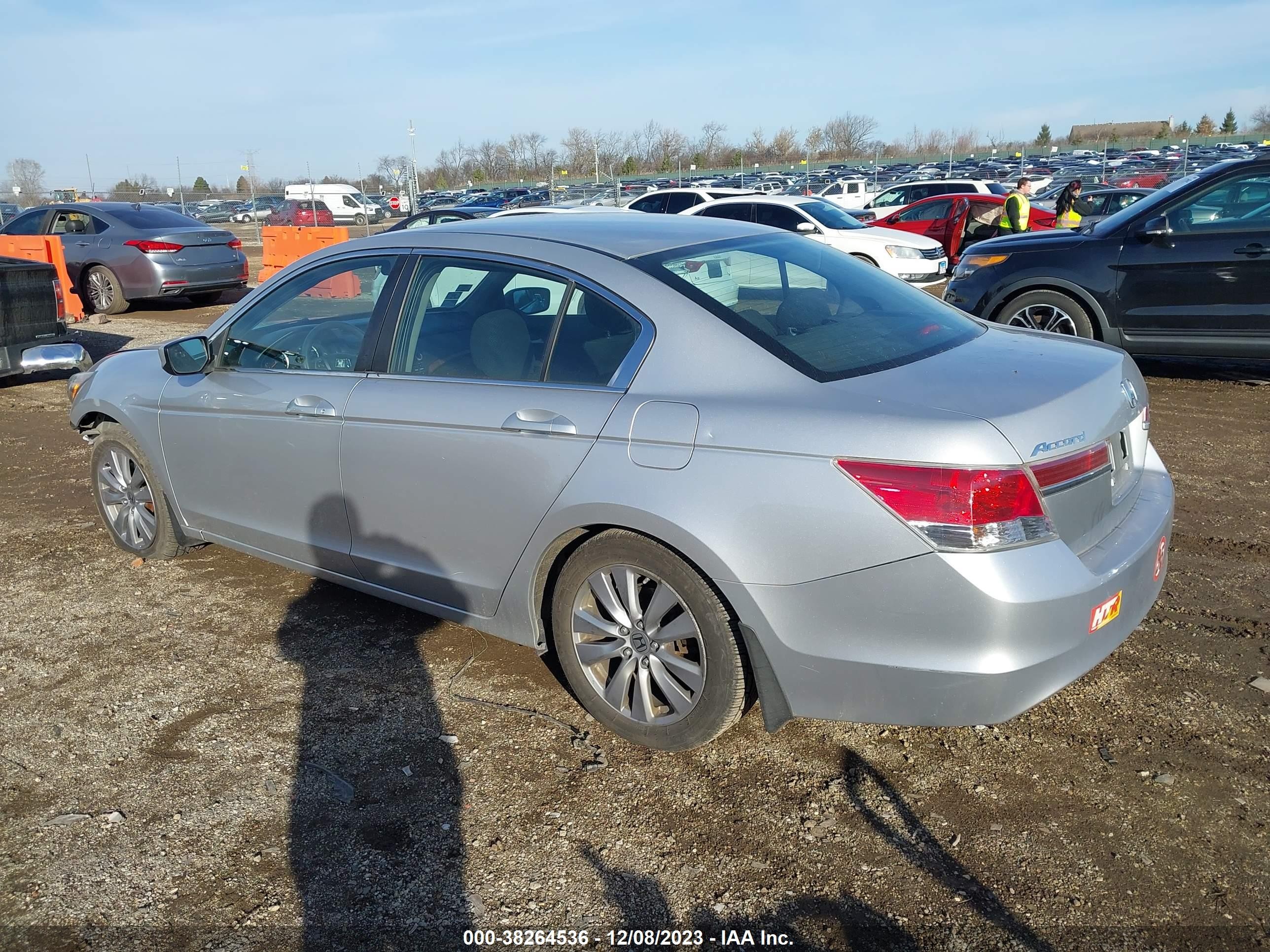 Photo 2 VIN: 1HGCP2F78BA155144 - HONDA ACCORD 