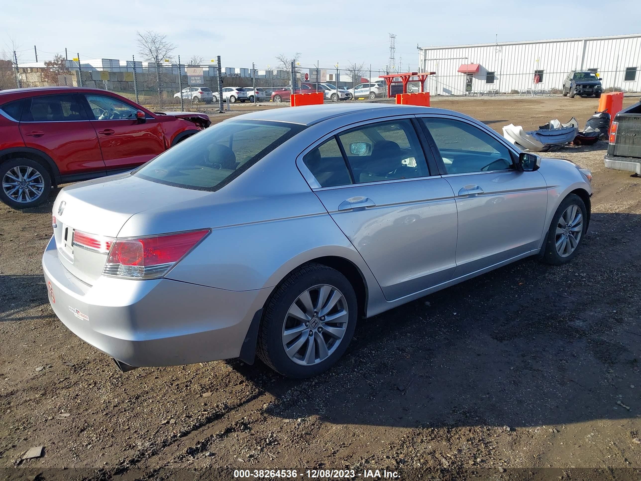 Photo 3 VIN: 1HGCP2F78BA155144 - HONDA ACCORD 