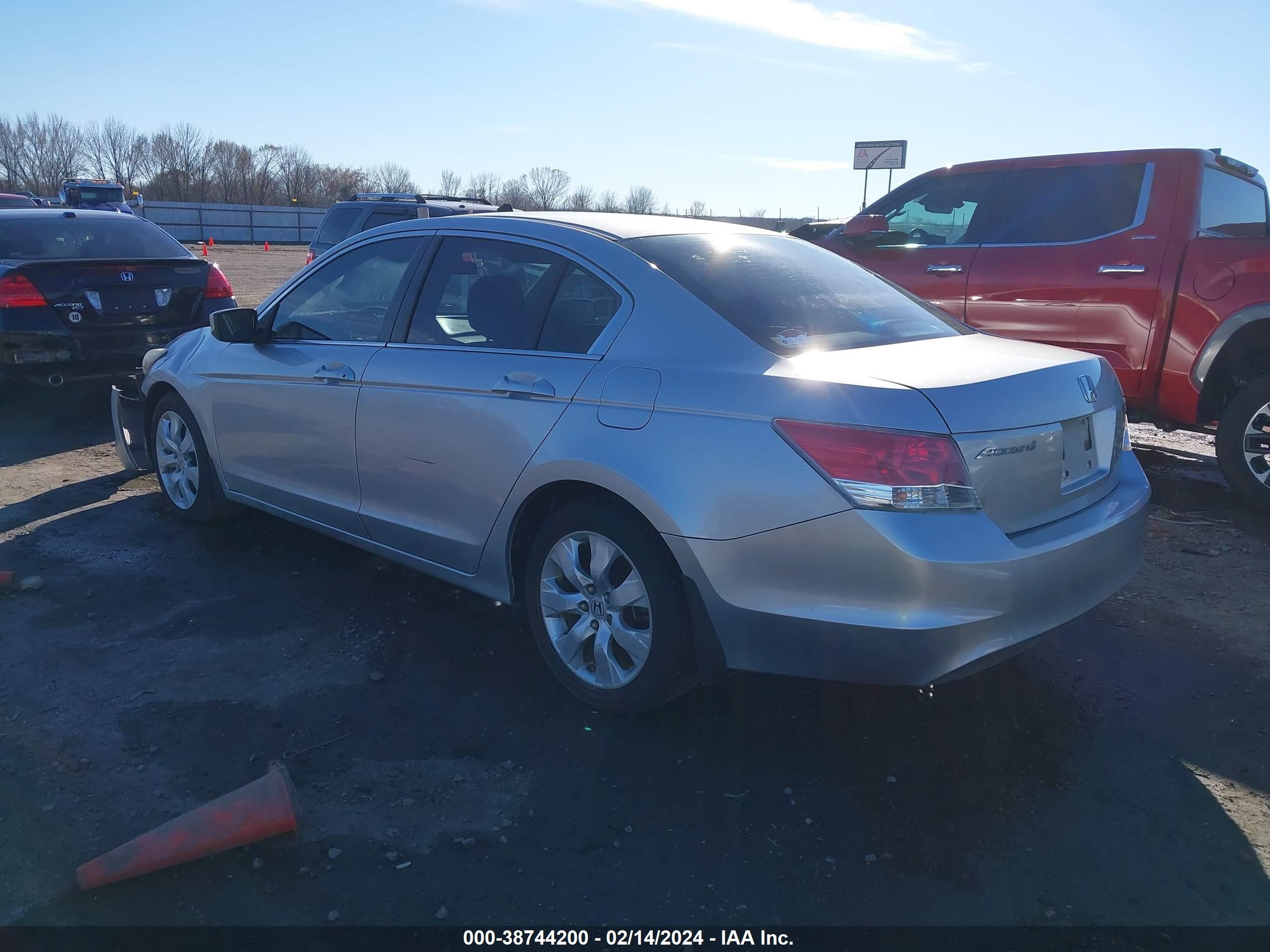 Photo 2 VIN: 1HGCP2F79AA011732 - HONDA ACCORD 