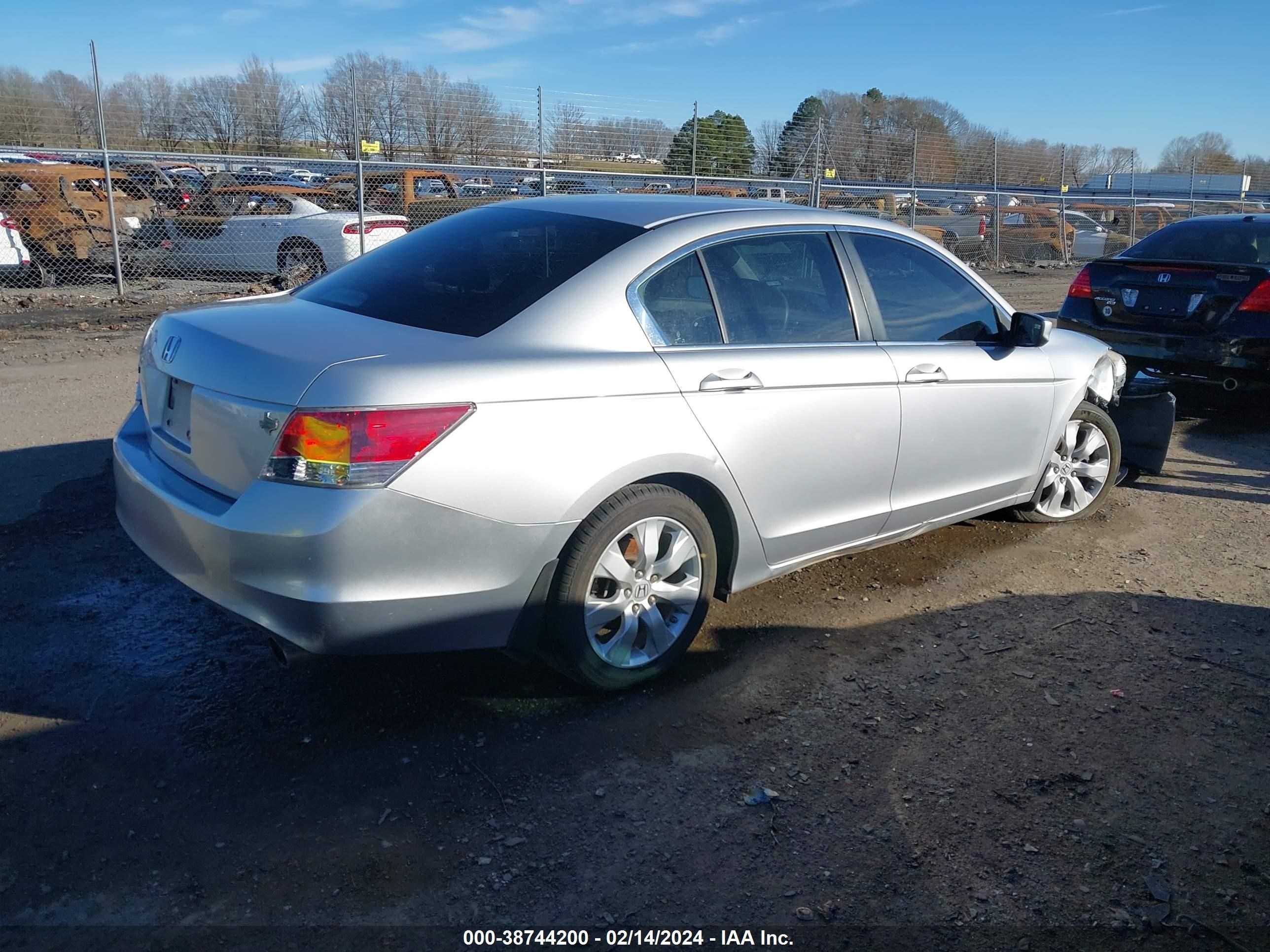 Photo 3 VIN: 1HGCP2F79AA011732 - HONDA ACCORD 