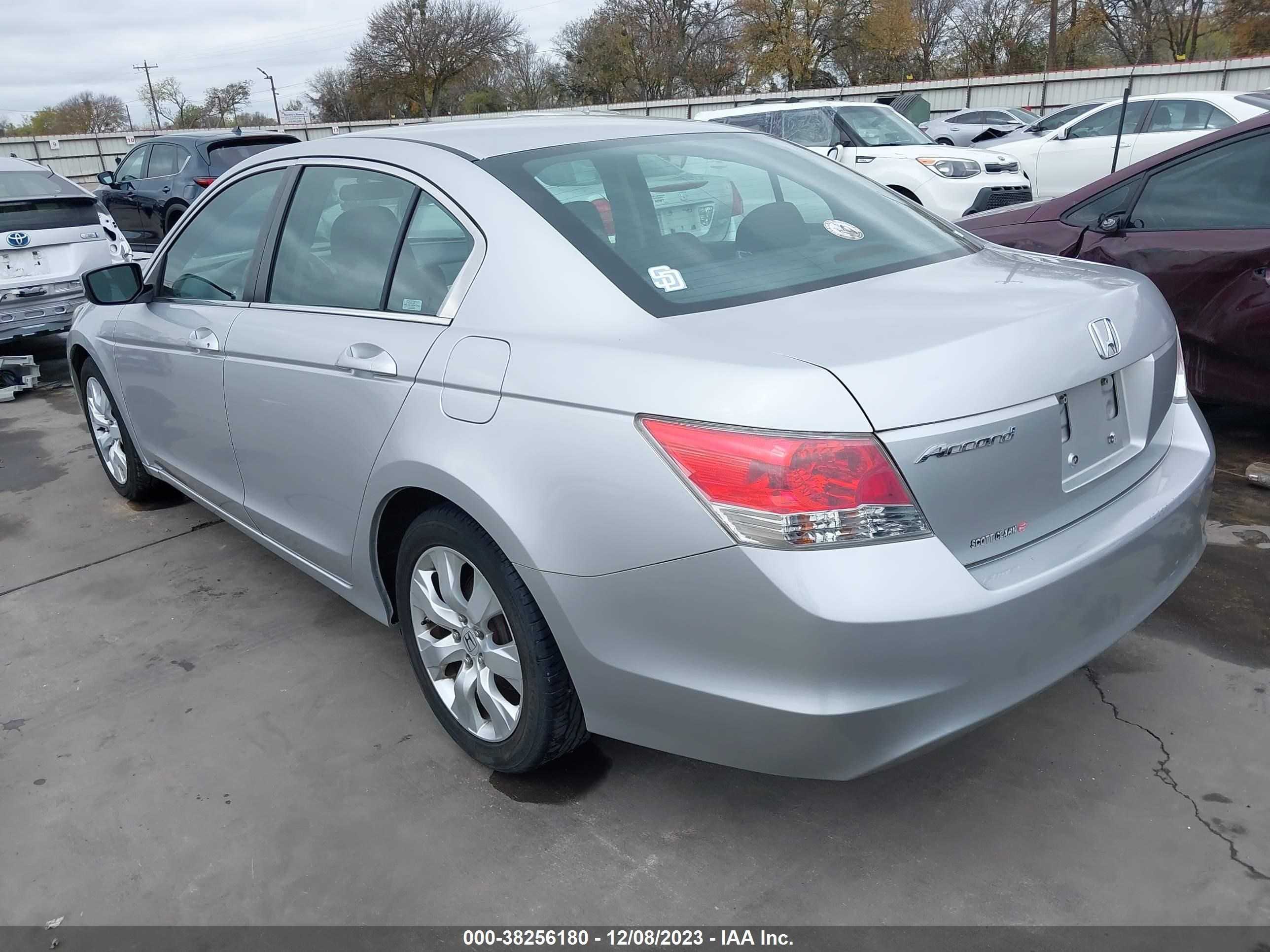 Photo 2 VIN: 1HGCP2F79AA087113 - HONDA ACCORD 