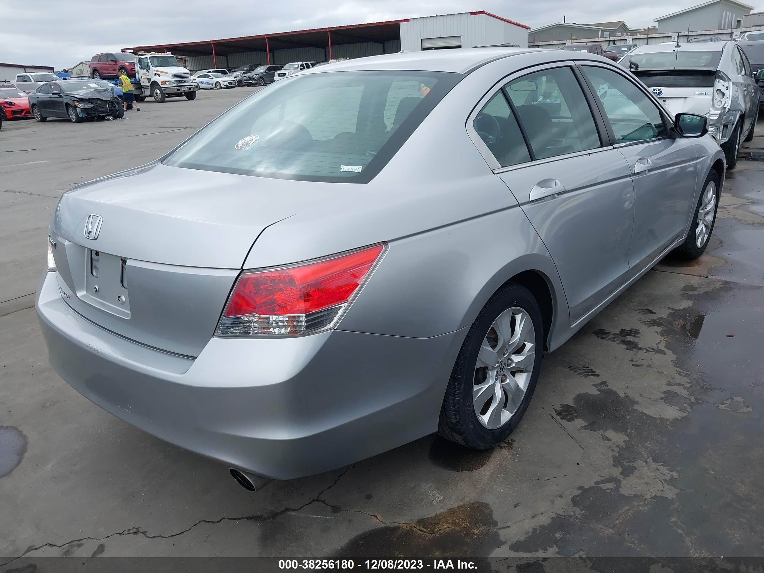 Photo 3 VIN: 1HGCP2F79AA087113 - HONDA ACCORD 