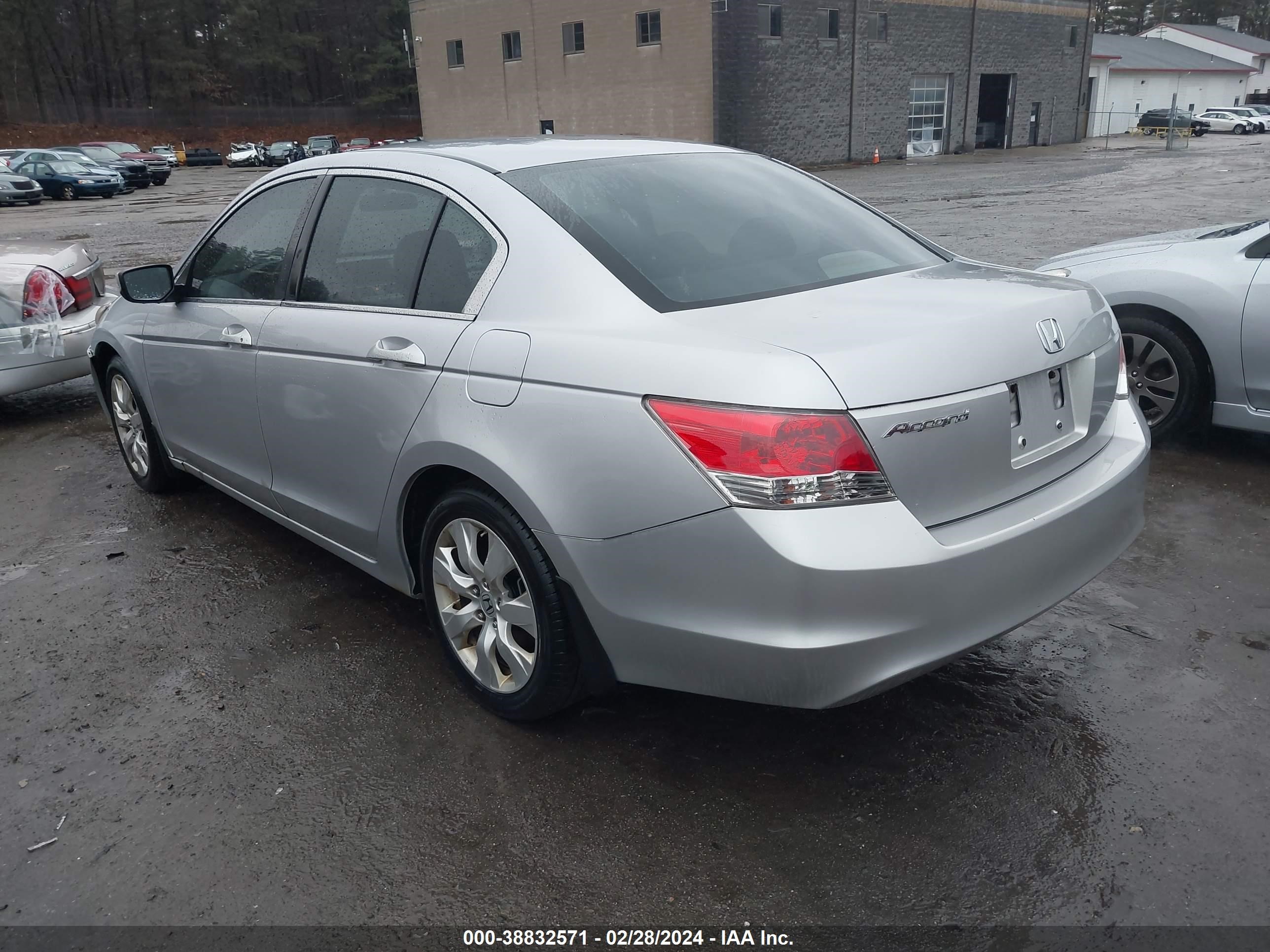 Photo 2 VIN: 1HGCP2F79AA187504 - HONDA ACCORD 