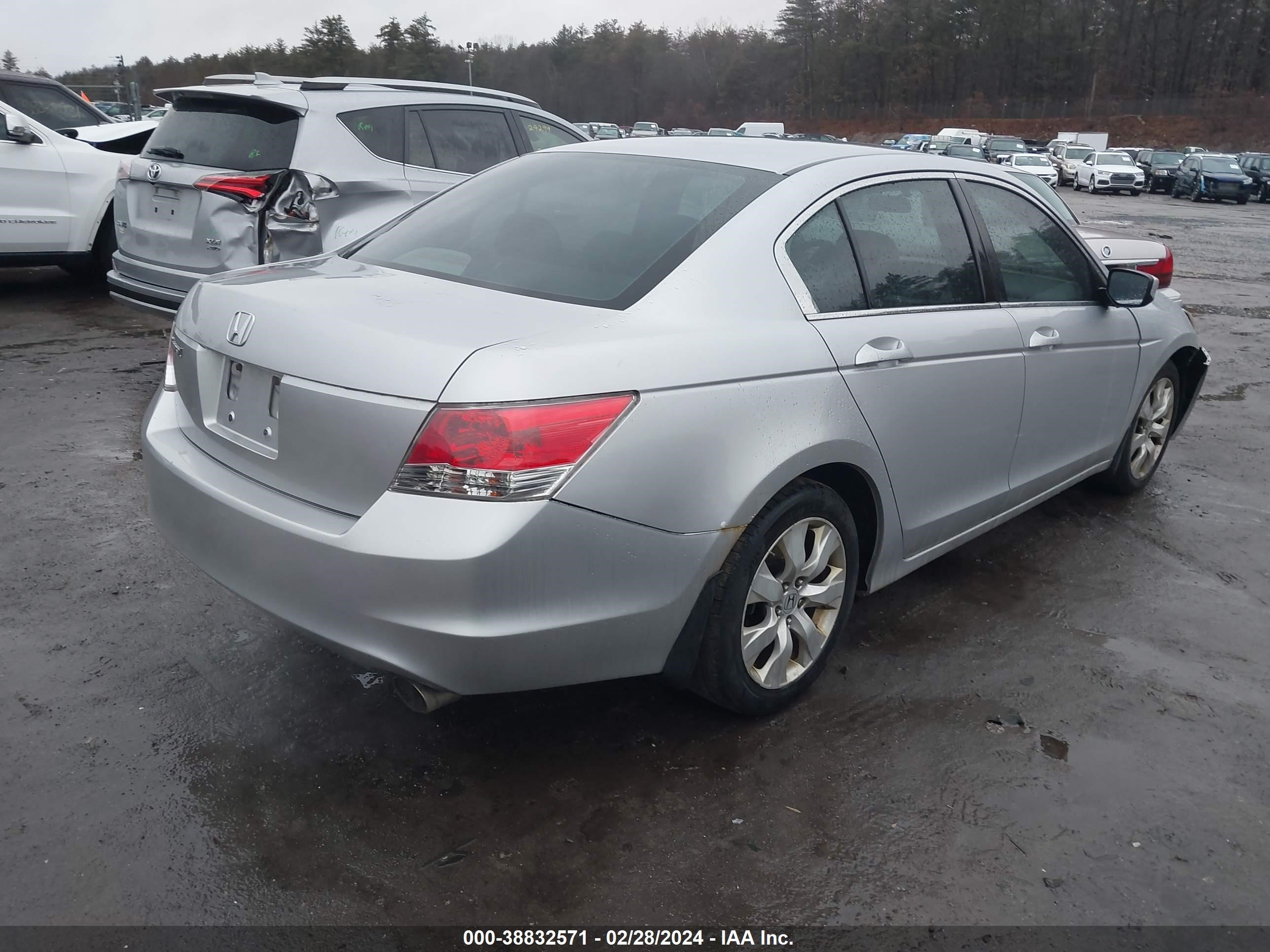 Photo 3 VIN: 1HGCP2F79AA187504 - HONDA ACCORD 