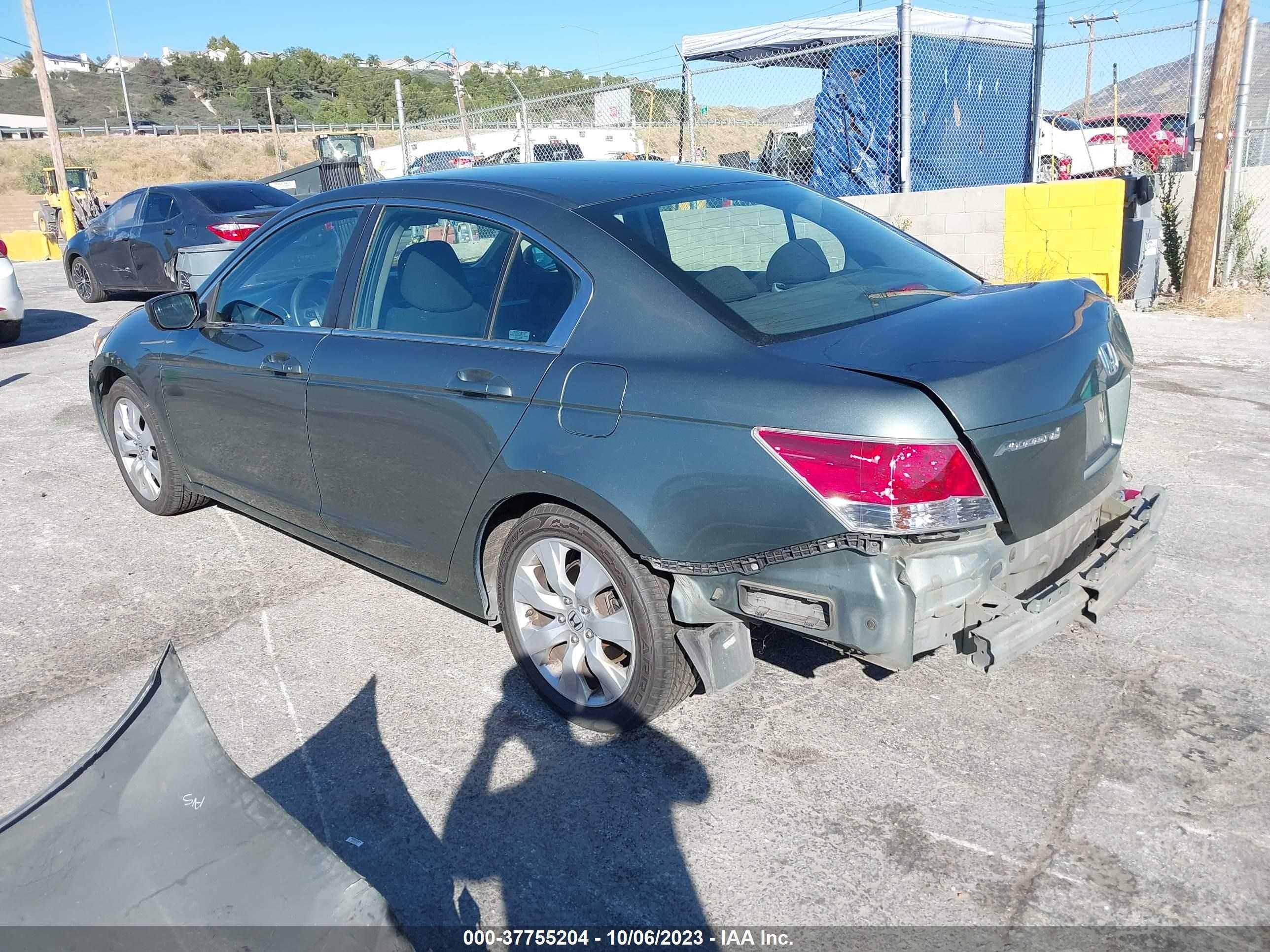 Photo 2 VIN: 1HGCP2F7XAA020522 - HONDA ACCORD 