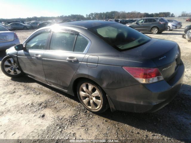 Photo 2 VIN: 1HGCP2F7XAA181565 - HONDA ACCORD SDN 