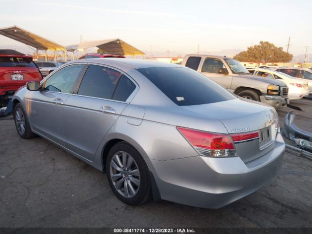 Photo 2 VIN: 1HGCP2F7XBA109136 - HONDA ACCORD 