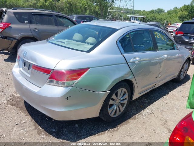 Photo 3 VIN: 1HGCP2F80BA003061 - HONDA ACCORD 