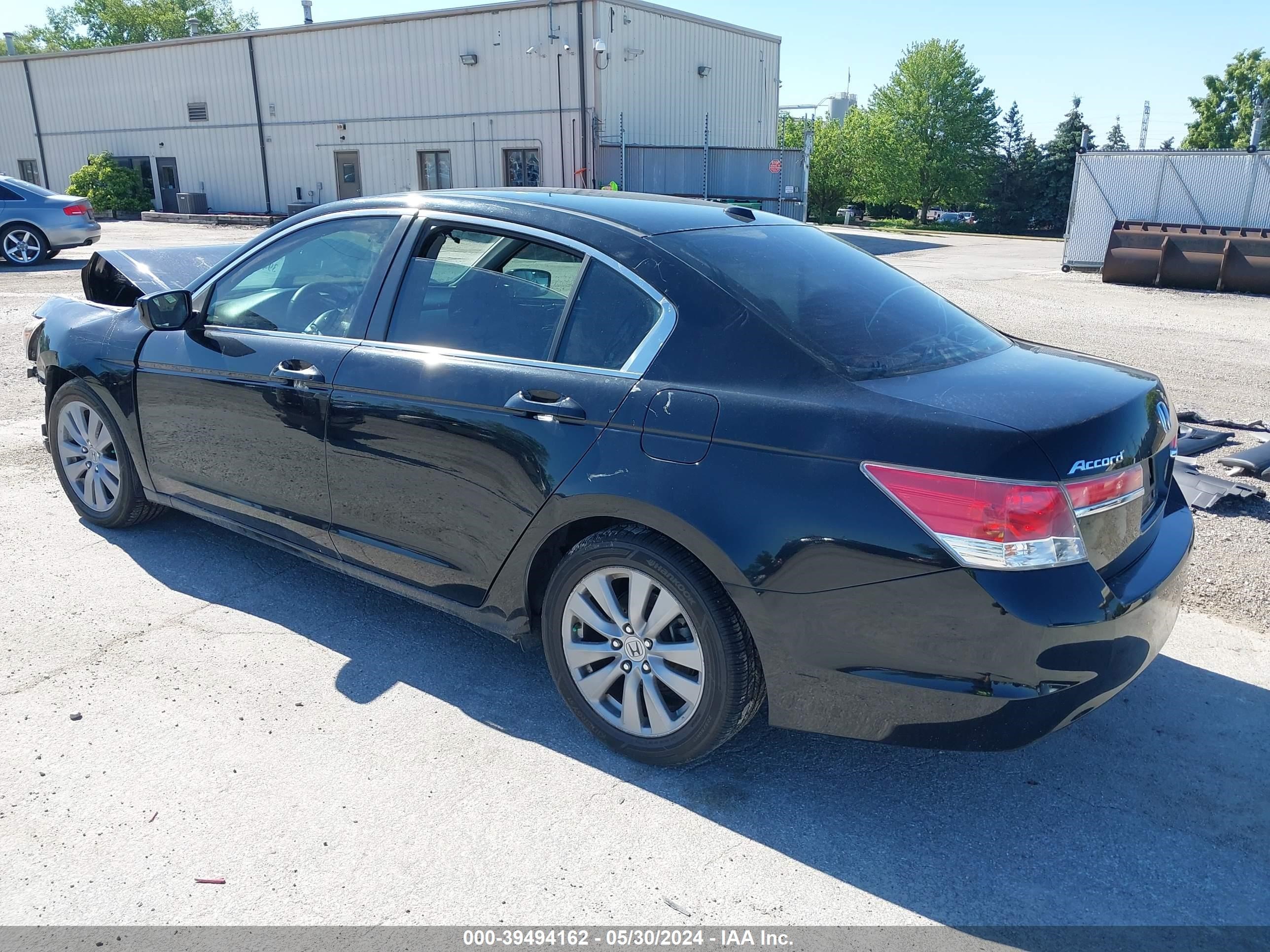 Photo 2 VIN: 1HGCP2F80BA102205 - HONDA ACCORD 