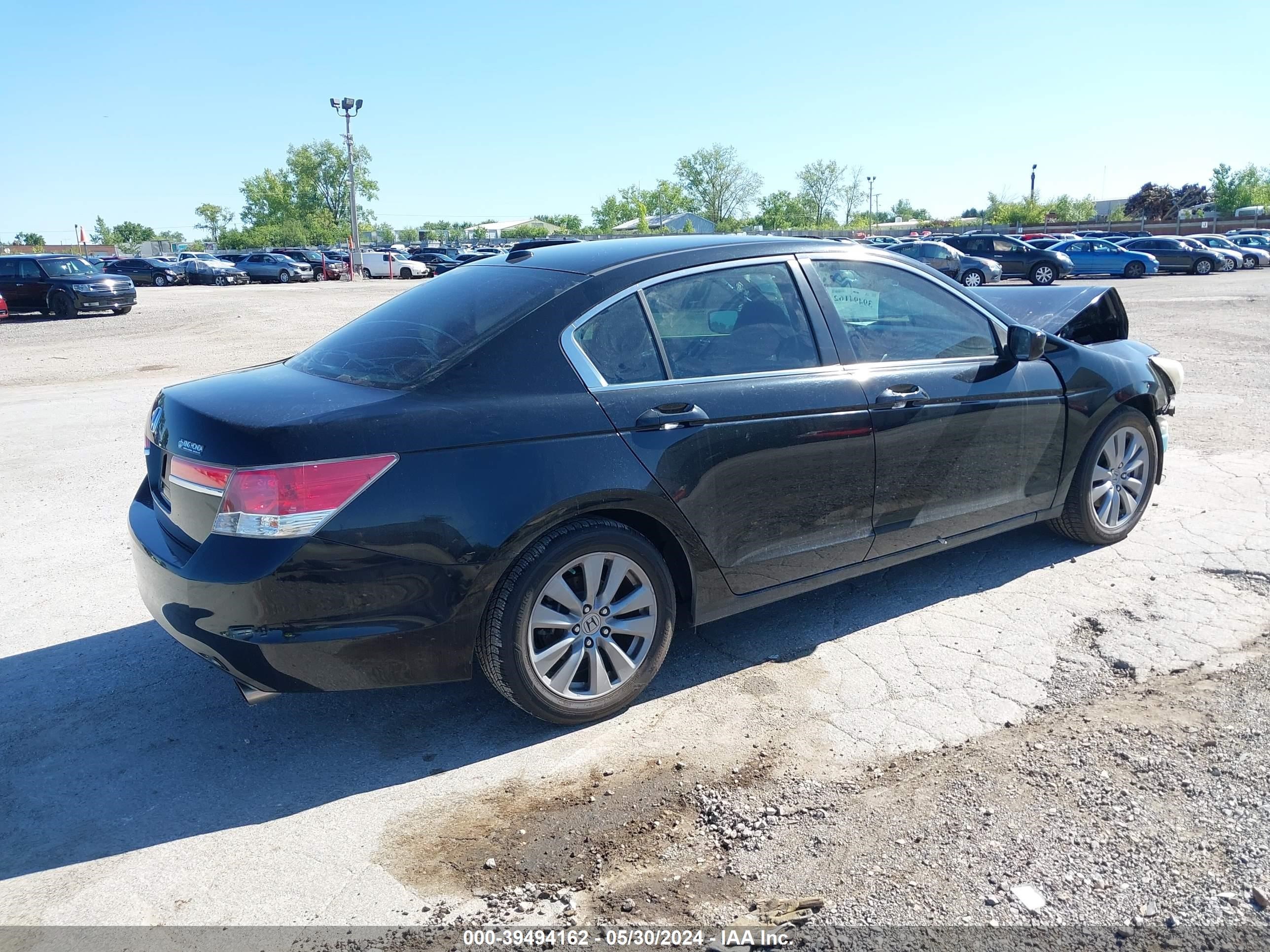 Photo 3 VIN: 1HGCP2F80BA102205 - HONDA ACCORD 