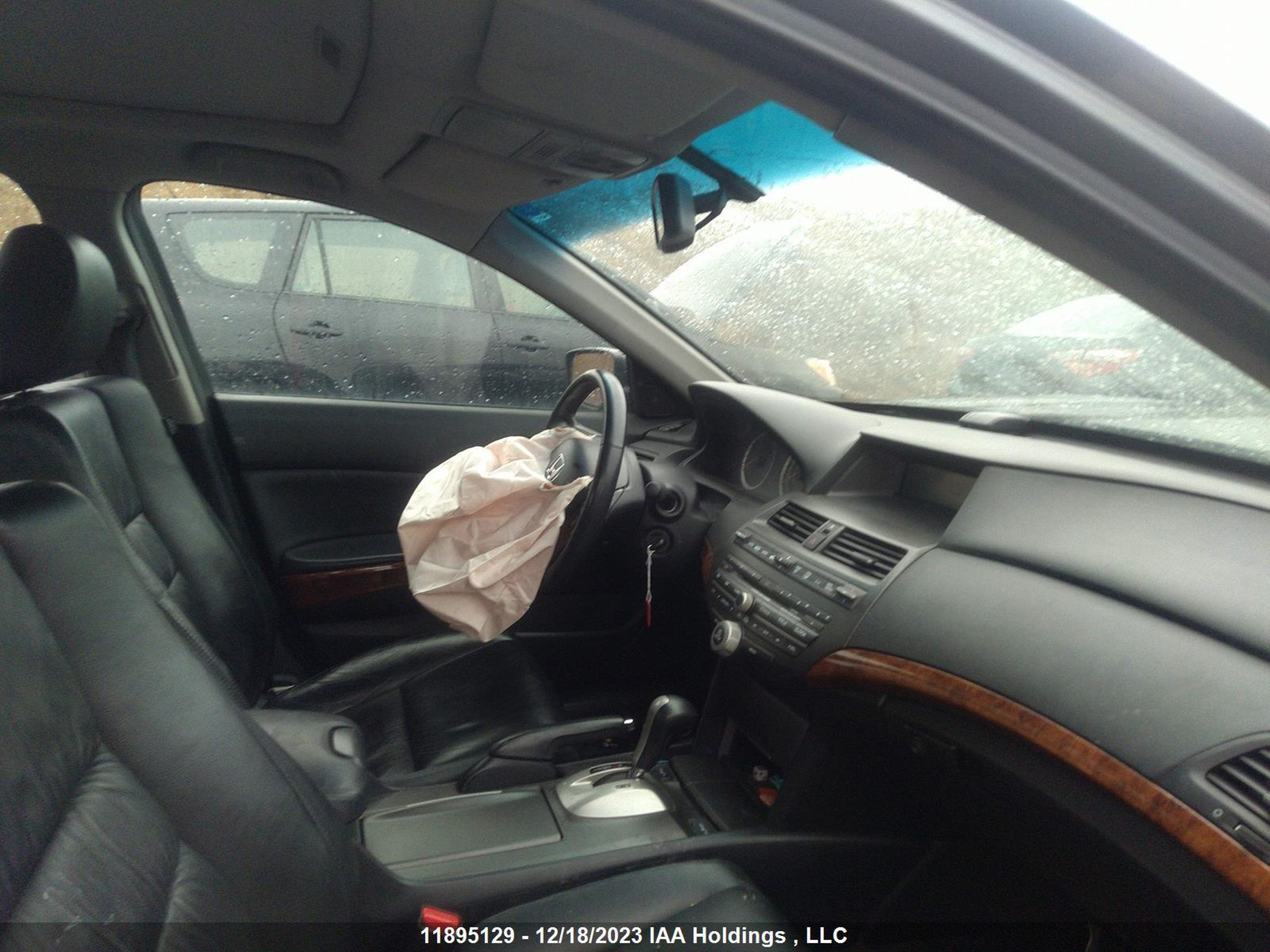 Photo 4 VIN: 1HGCP2F80BA803553 - HONDA ACCORD 