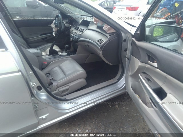 Photo 4 VIN: 1HGCP2F81AA083713 - HONDA ACCORD SDN 