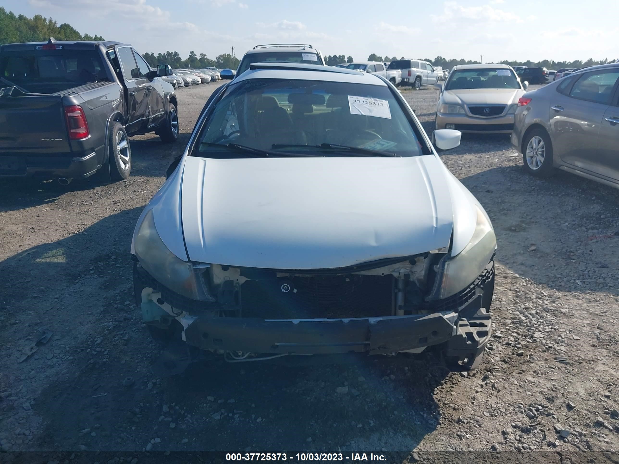 Photo 11 VIN: 1HGCP2F81AA099099 - HONDA ACCORD 