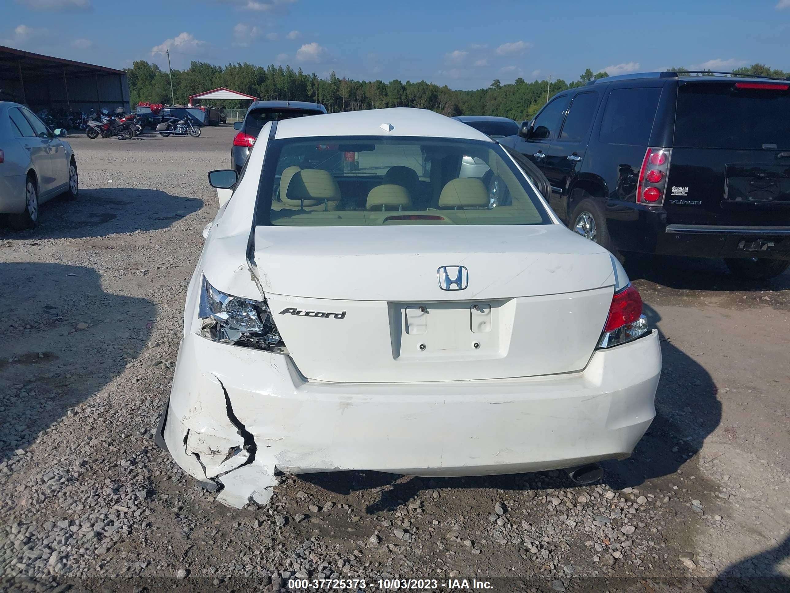 Photo 15 VIN: 1HGCP2F81AA099099 - HONDA ACCORD 