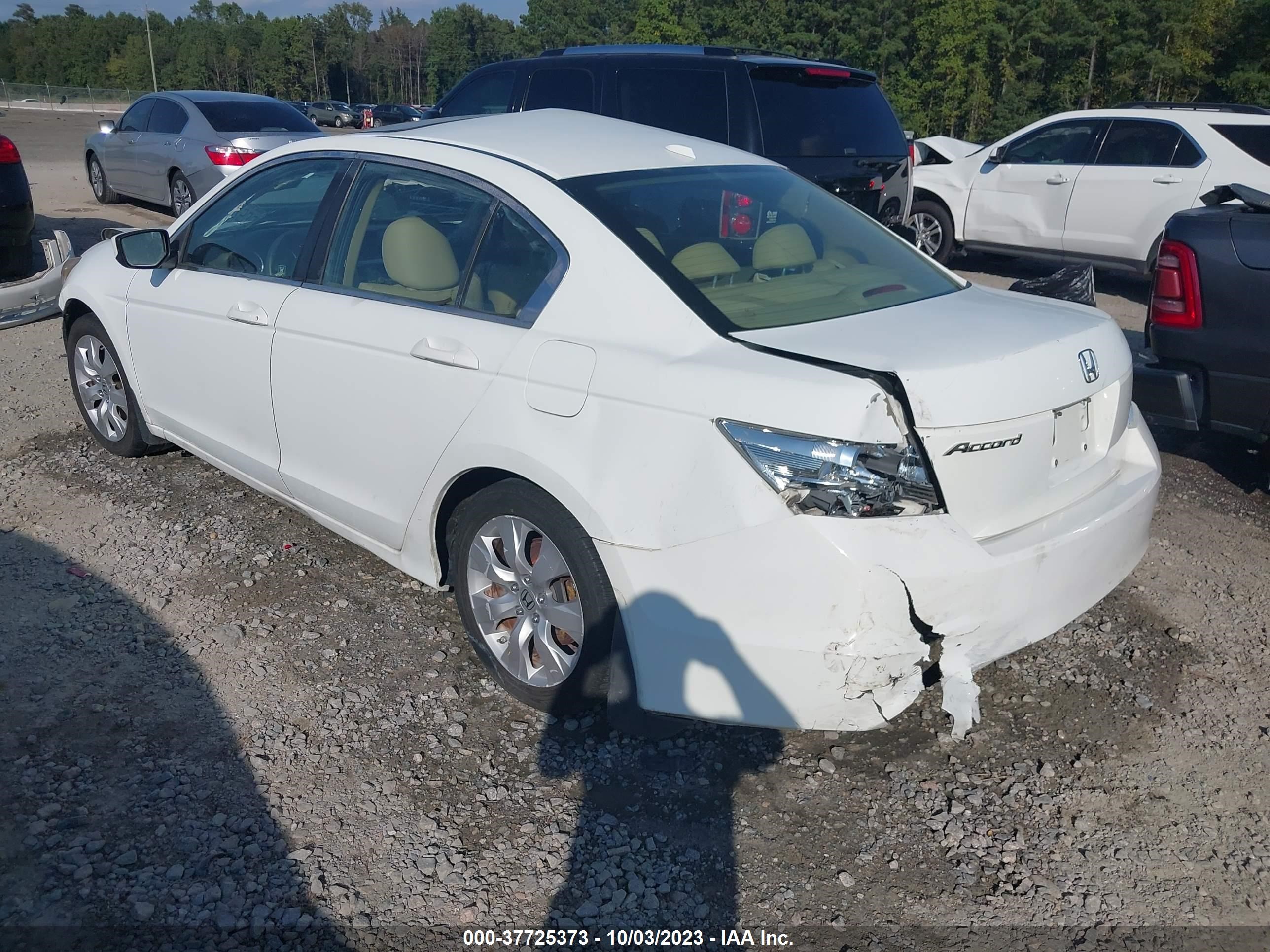 Photo 2 VIN: 1HGCP2F81AA099099 - HONDA ACCORD 