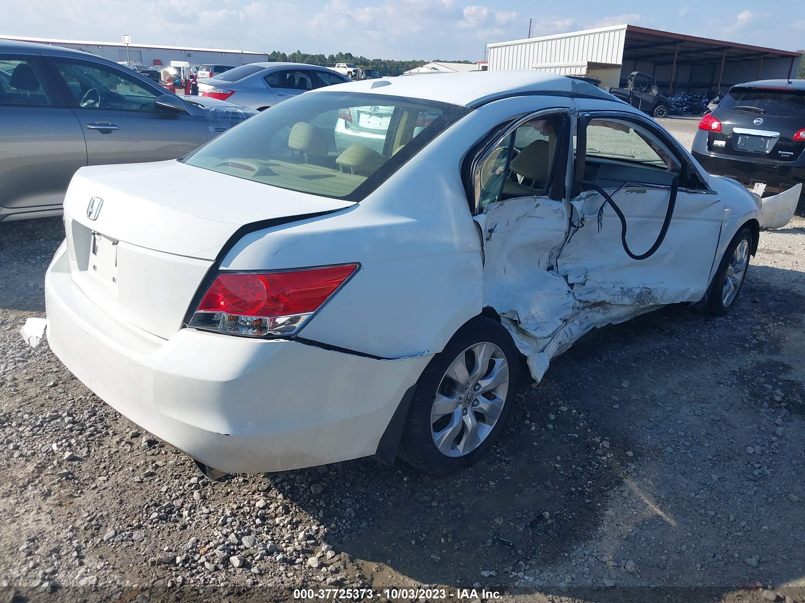 Photo 3 VIN: 1HGCP2F81AA099099 - HONDA ACCORD 