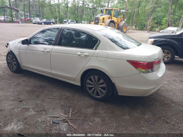 Photo 2 VIN: 1HGCP2F81BA101533 - HONDA ACCORD 