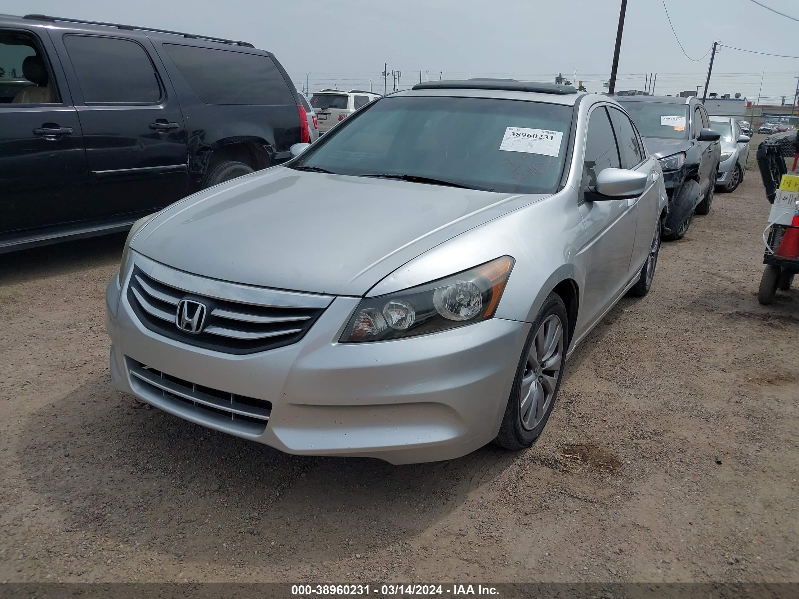 Photo 1 VIN: 1HGCP2F81BA121426 - HONDA ACCORD 