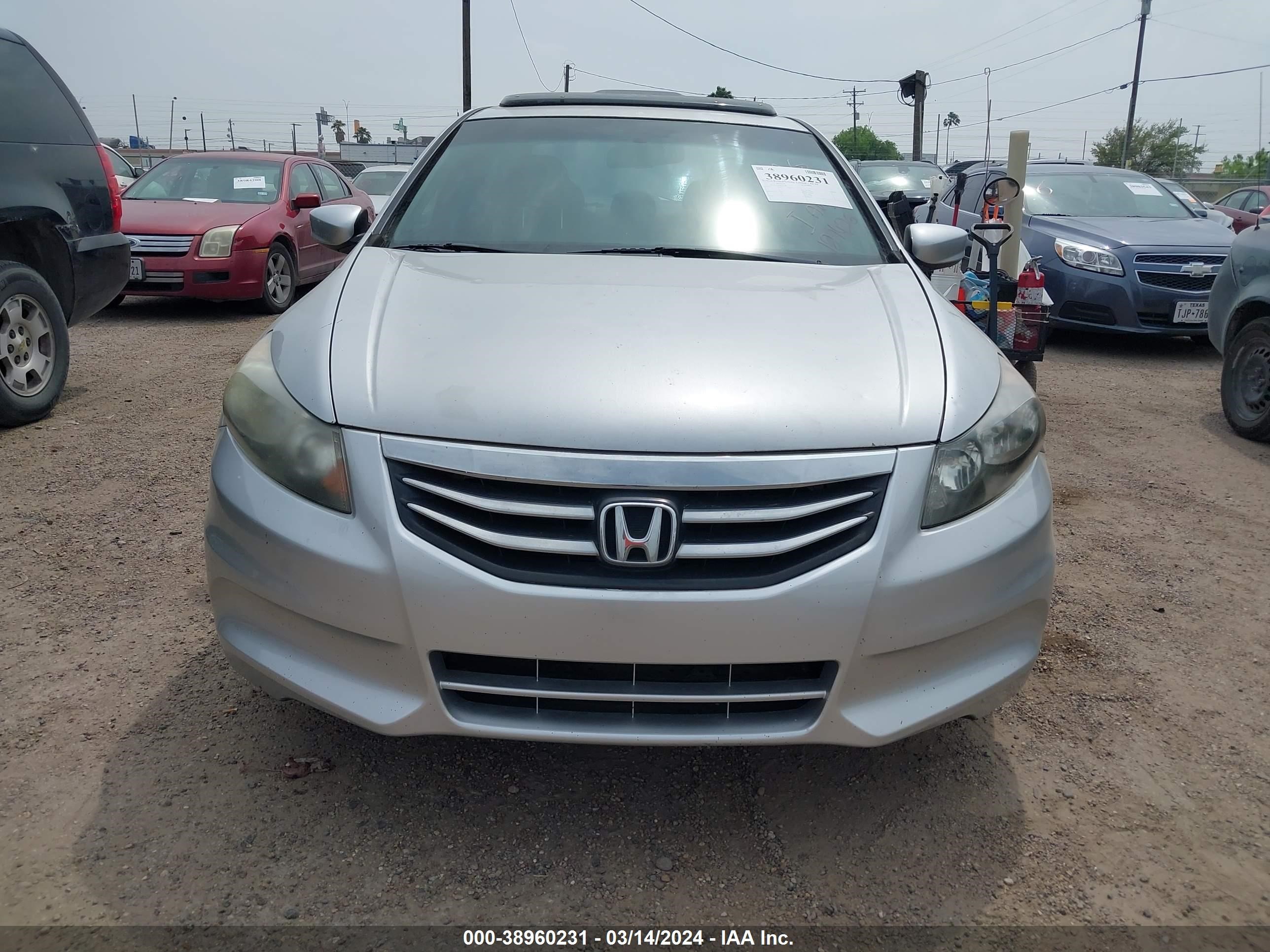 Photo 5 VIN: 1HGCP2F81BA121426 - HONDA ACCORD 